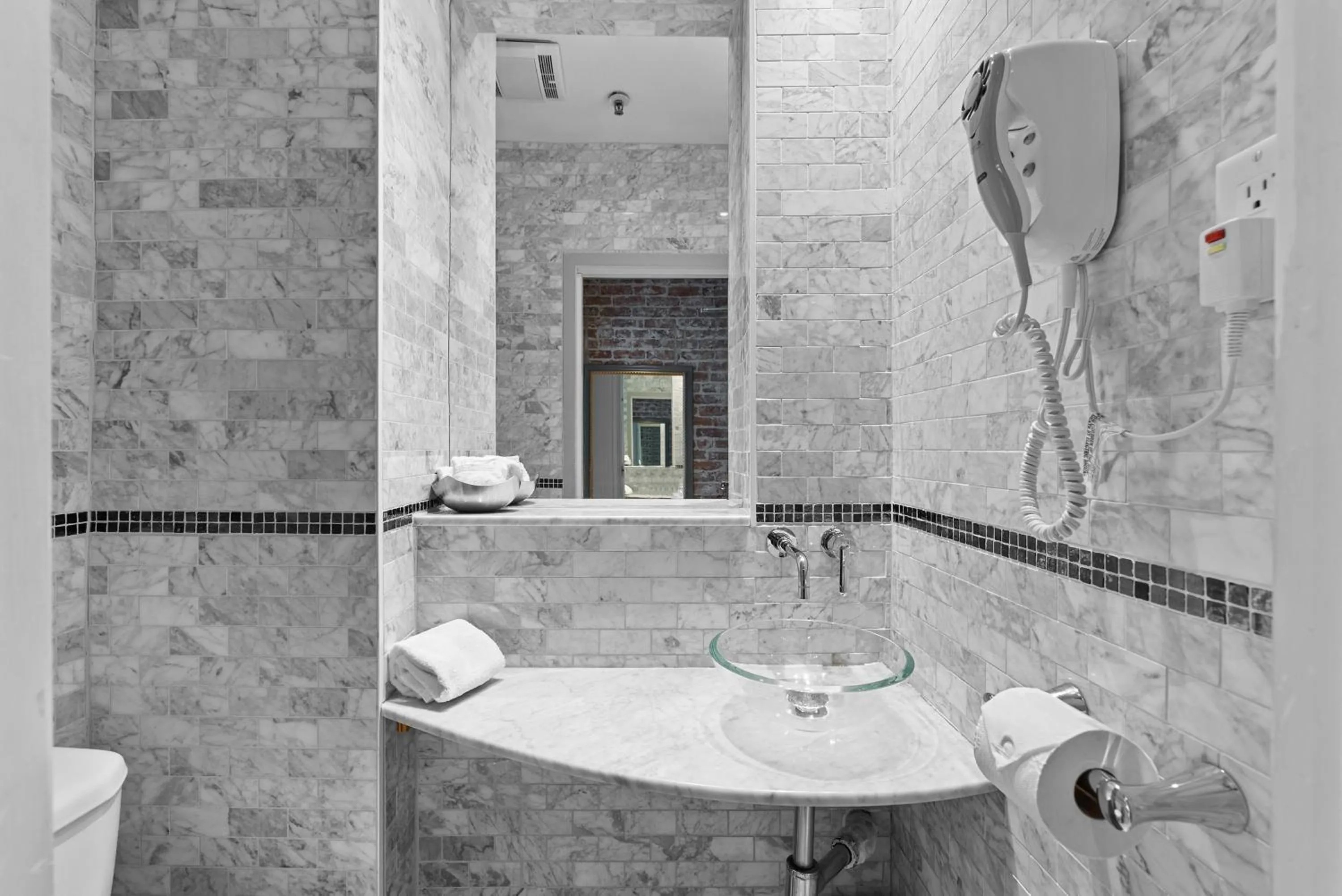 Bathroom in Auberge Place d'Armes - Par Aneyro