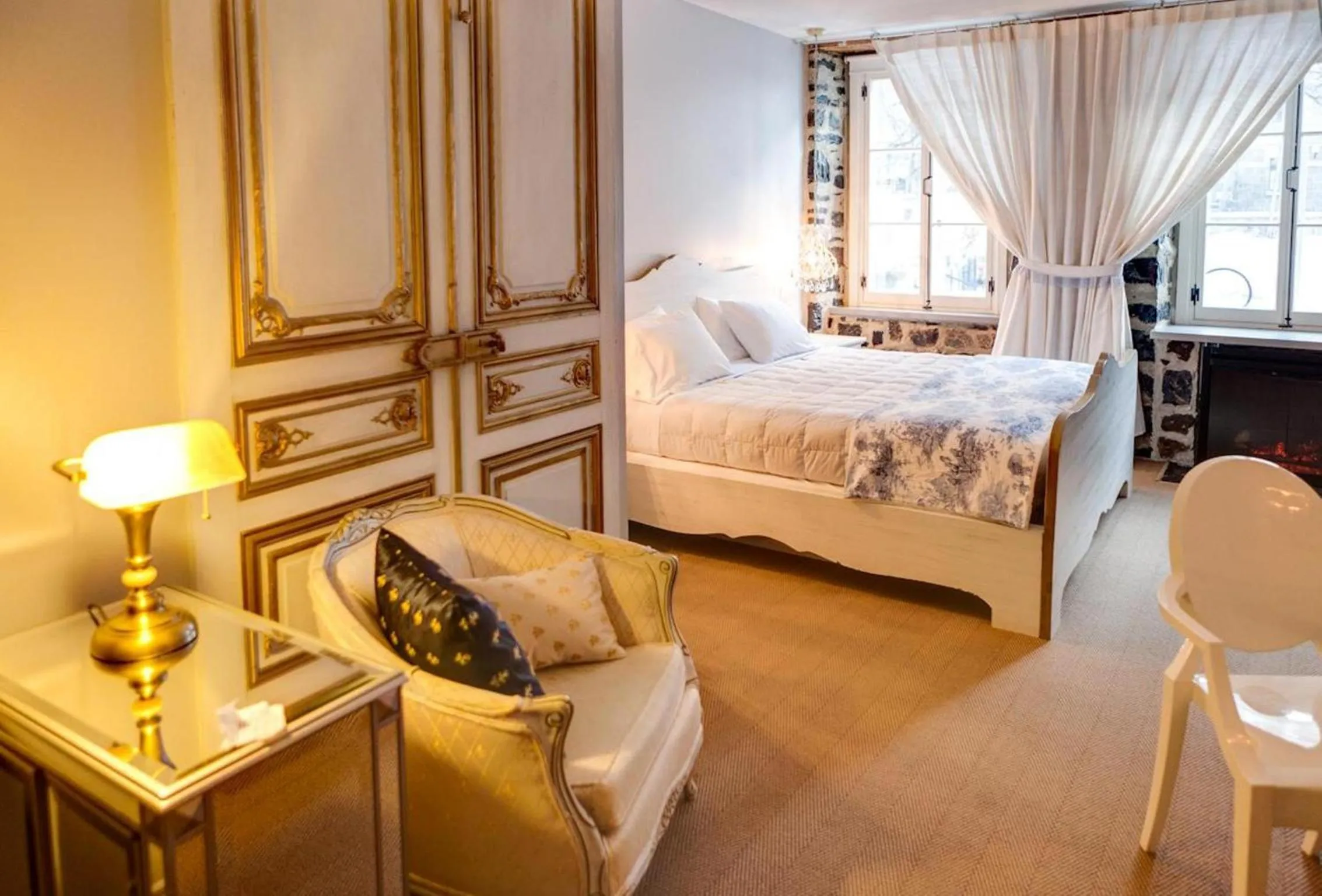 Bed in Auberge Place d'Armes - Par Aneyro