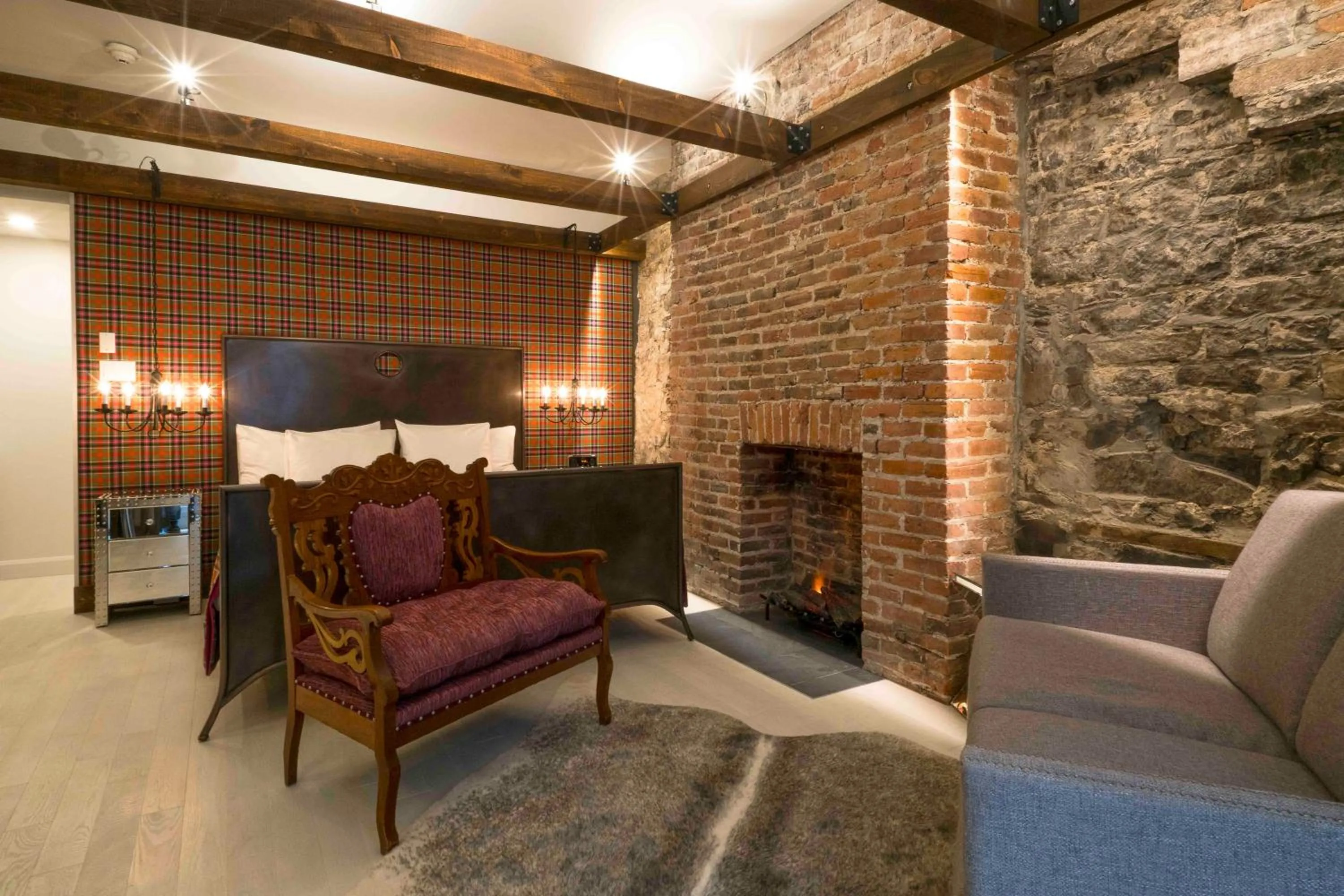 Seating area in Auberge Place d'Armes - Par Aneyro