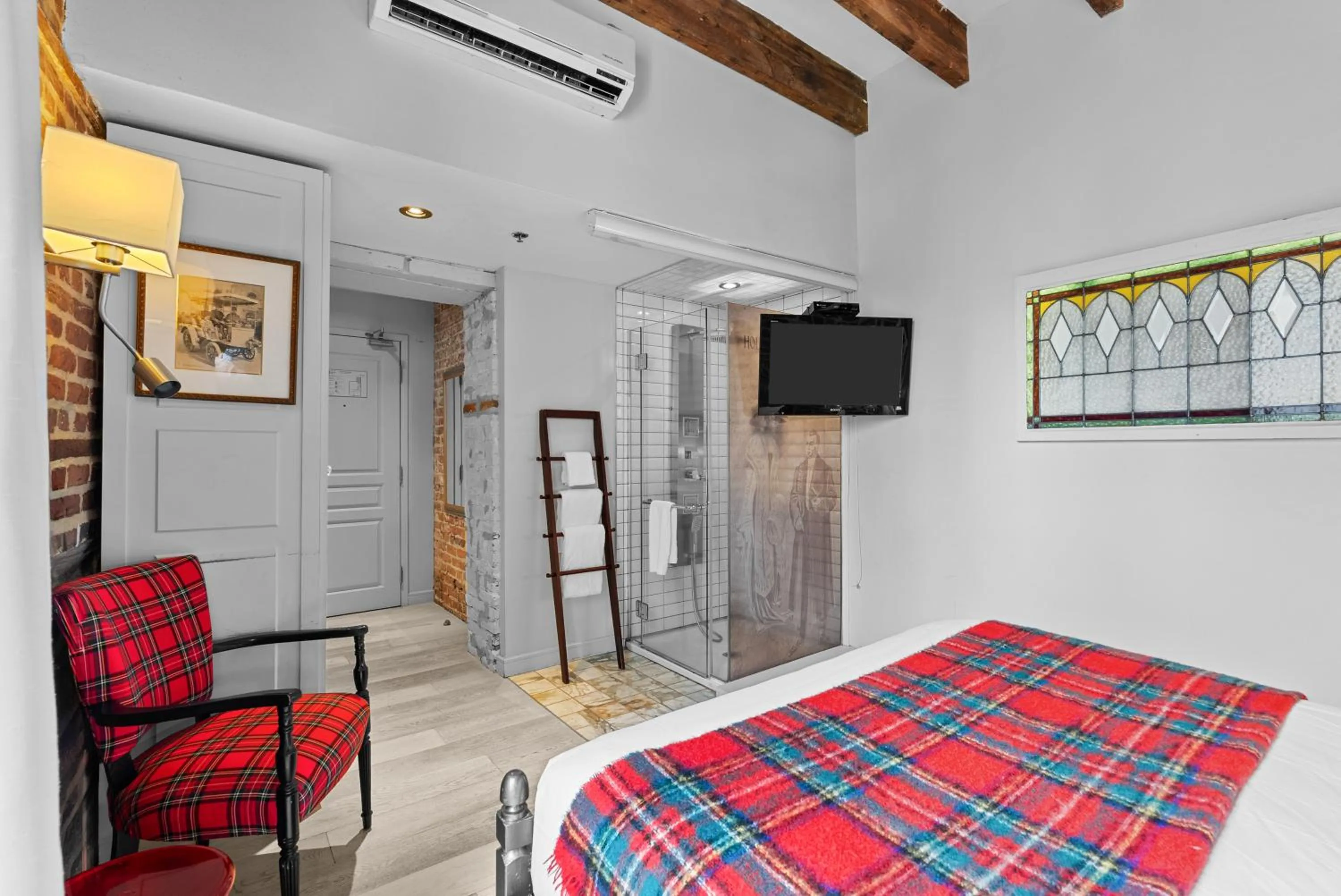 Photo of the whole room, Bed in Auberge Place d'Armes - Par Aneyro