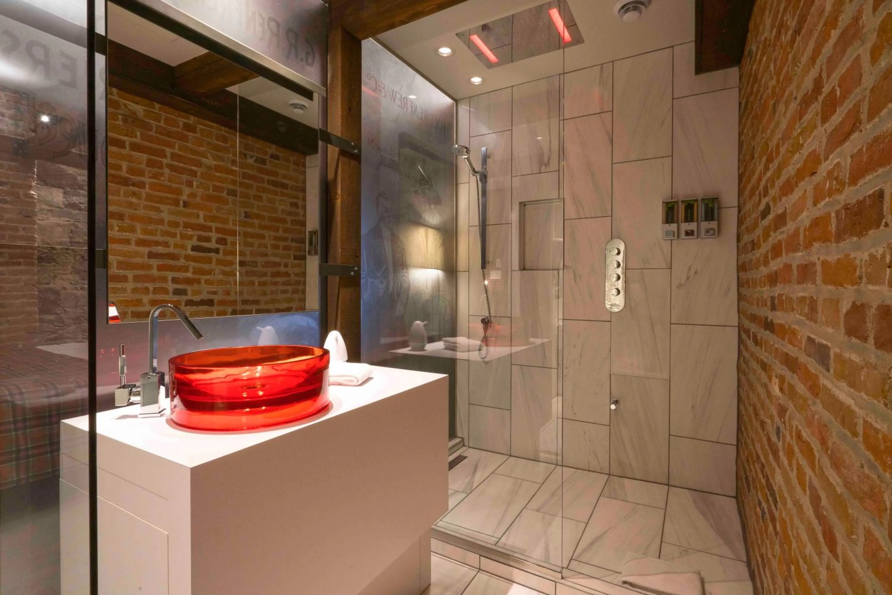 Bathroom in Auberge Place d'Armes - Par Aneyro