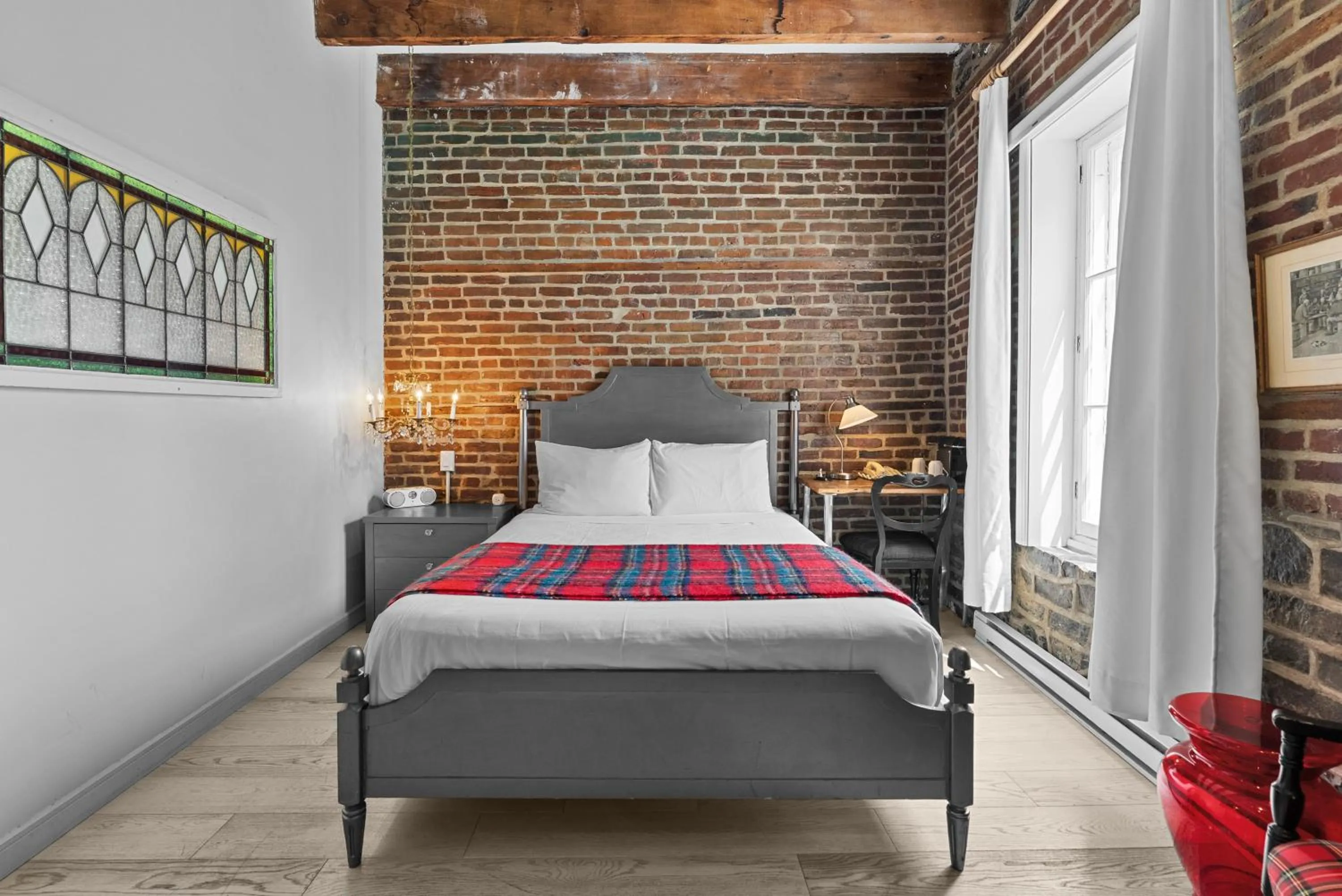 Bedroom, Bed in Auberge Place d'Armes - Par Aneyro