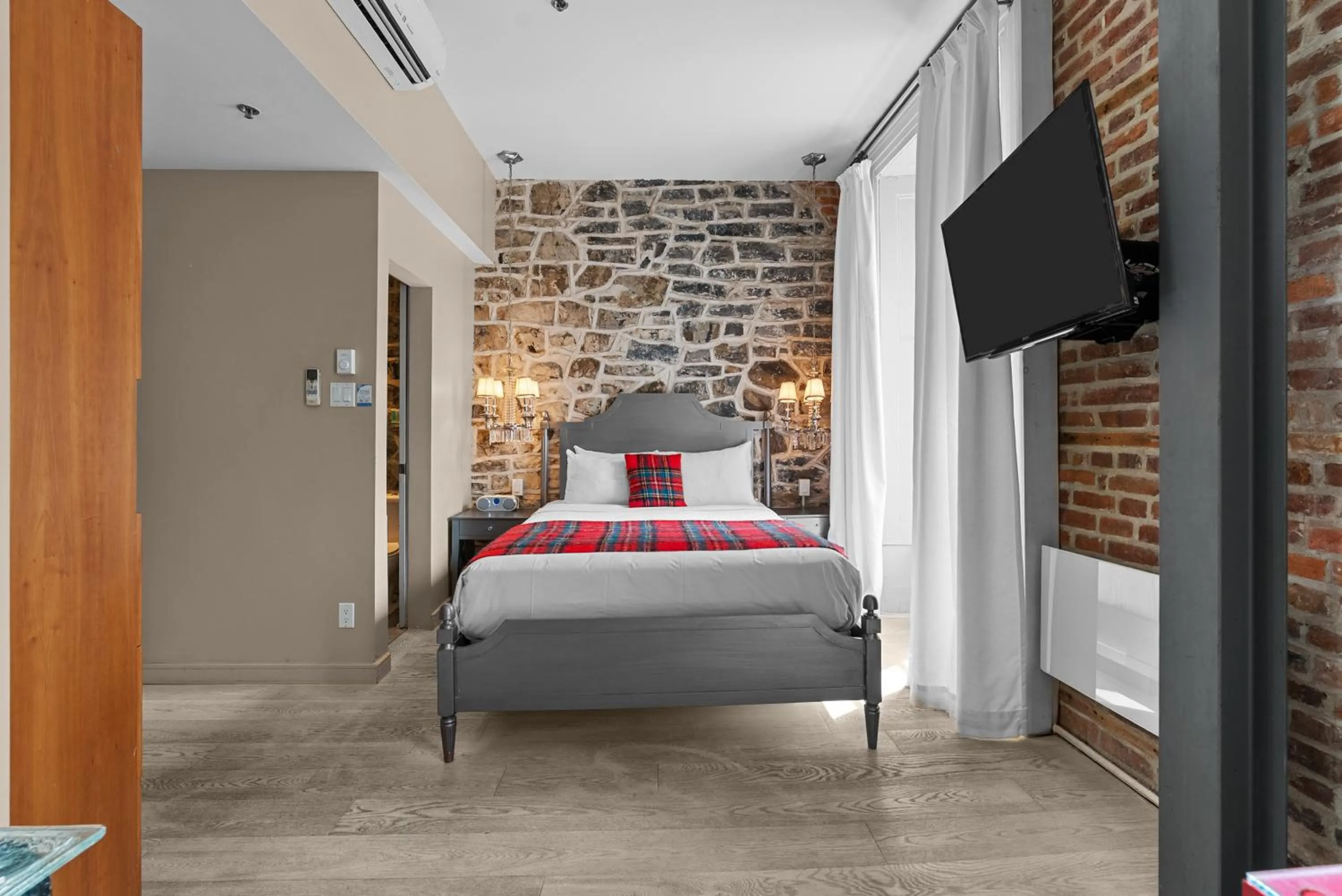 Bedroom, Bed in Auberge Place d'Armes - Par Aneyro