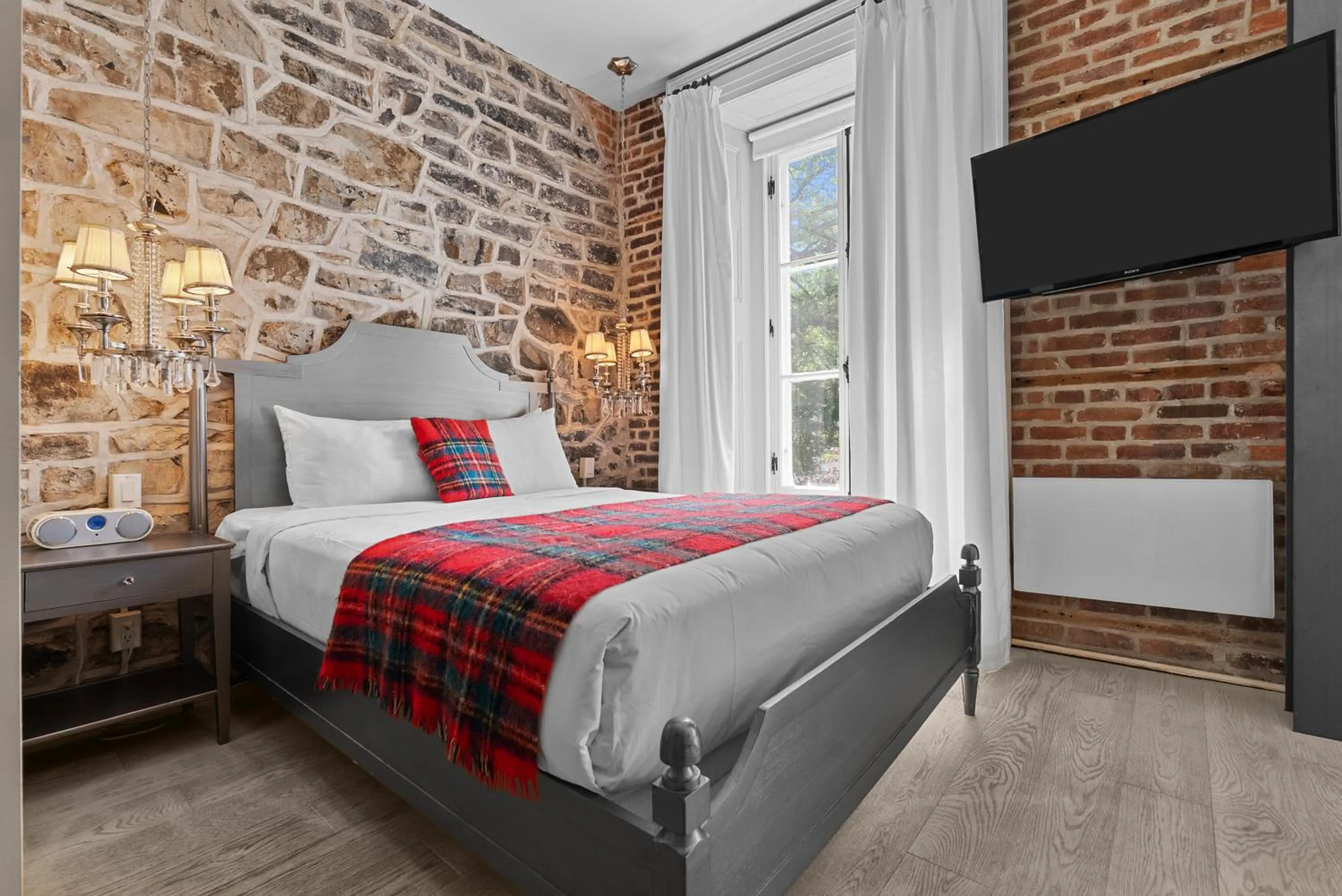 Bedroom, Bed in Auberge Place d'Armes - Par Aneyro