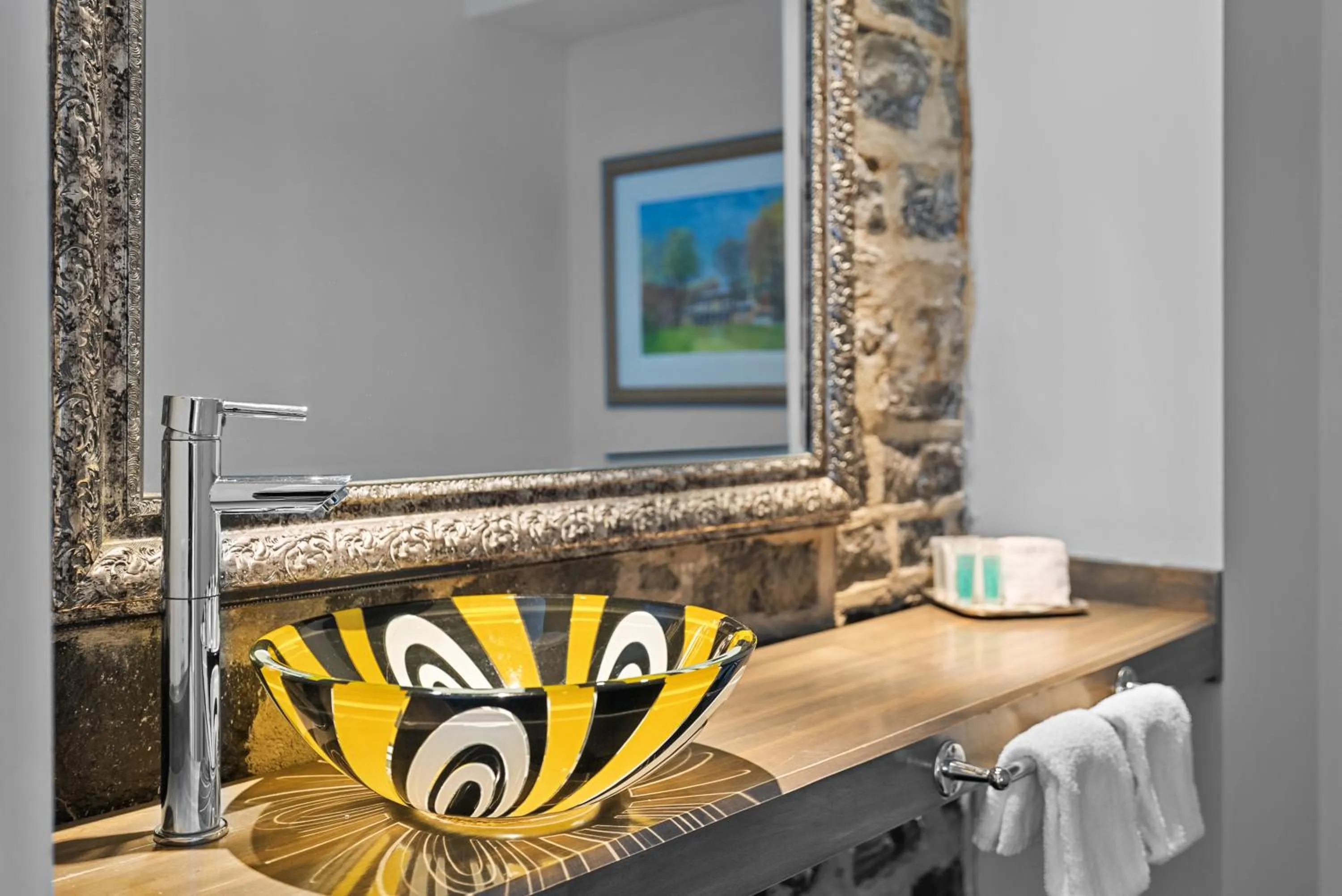 Bathroom in Auberge Place d'Armes - Par Aneyro