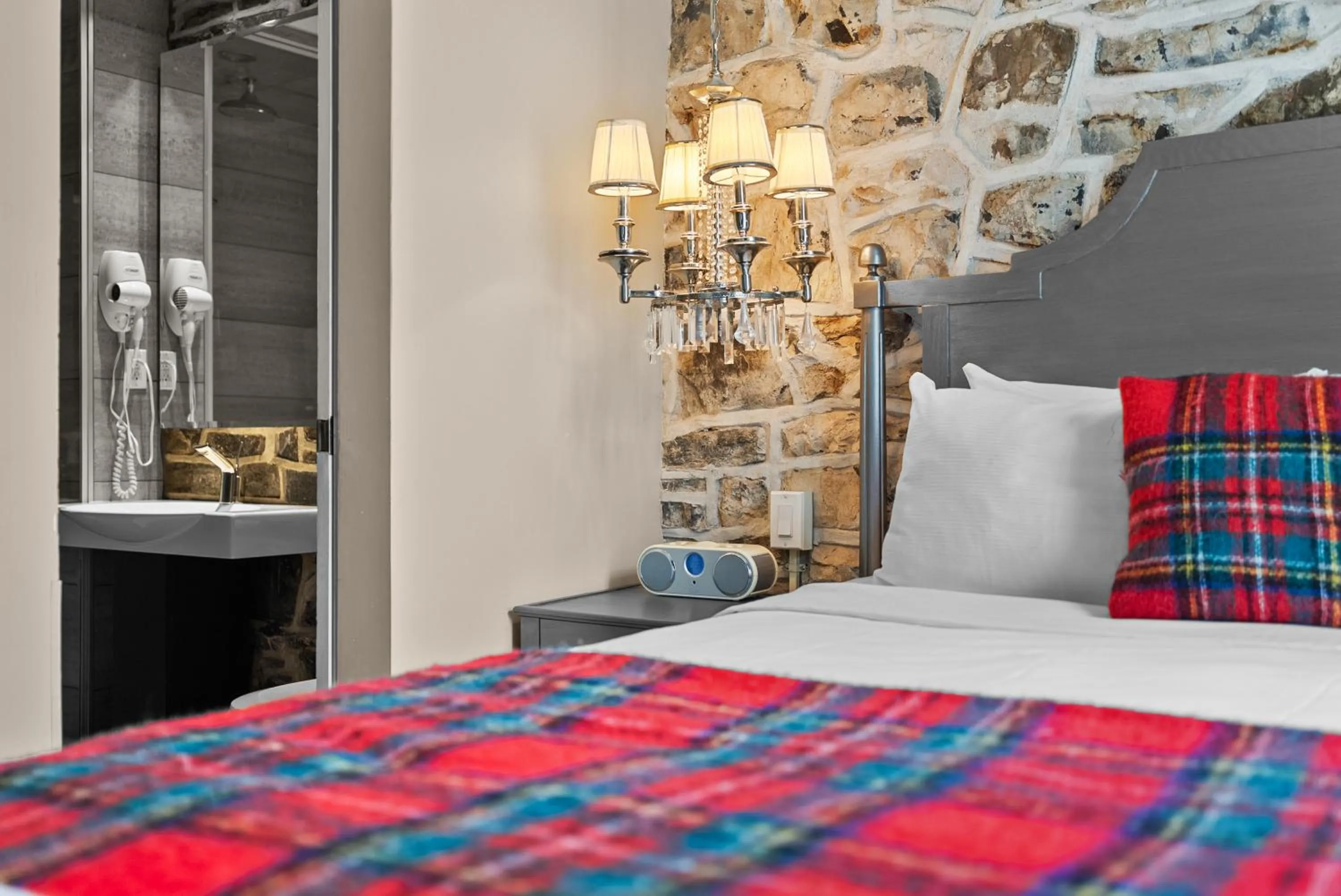 Bedroom, Bed in Auberge Place d'Armes - Par Aneyro