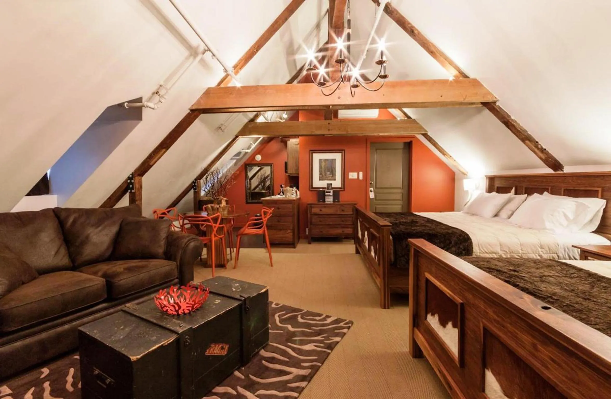 Living room, Bed in Auberge Place d'Armes - Par Aneyro