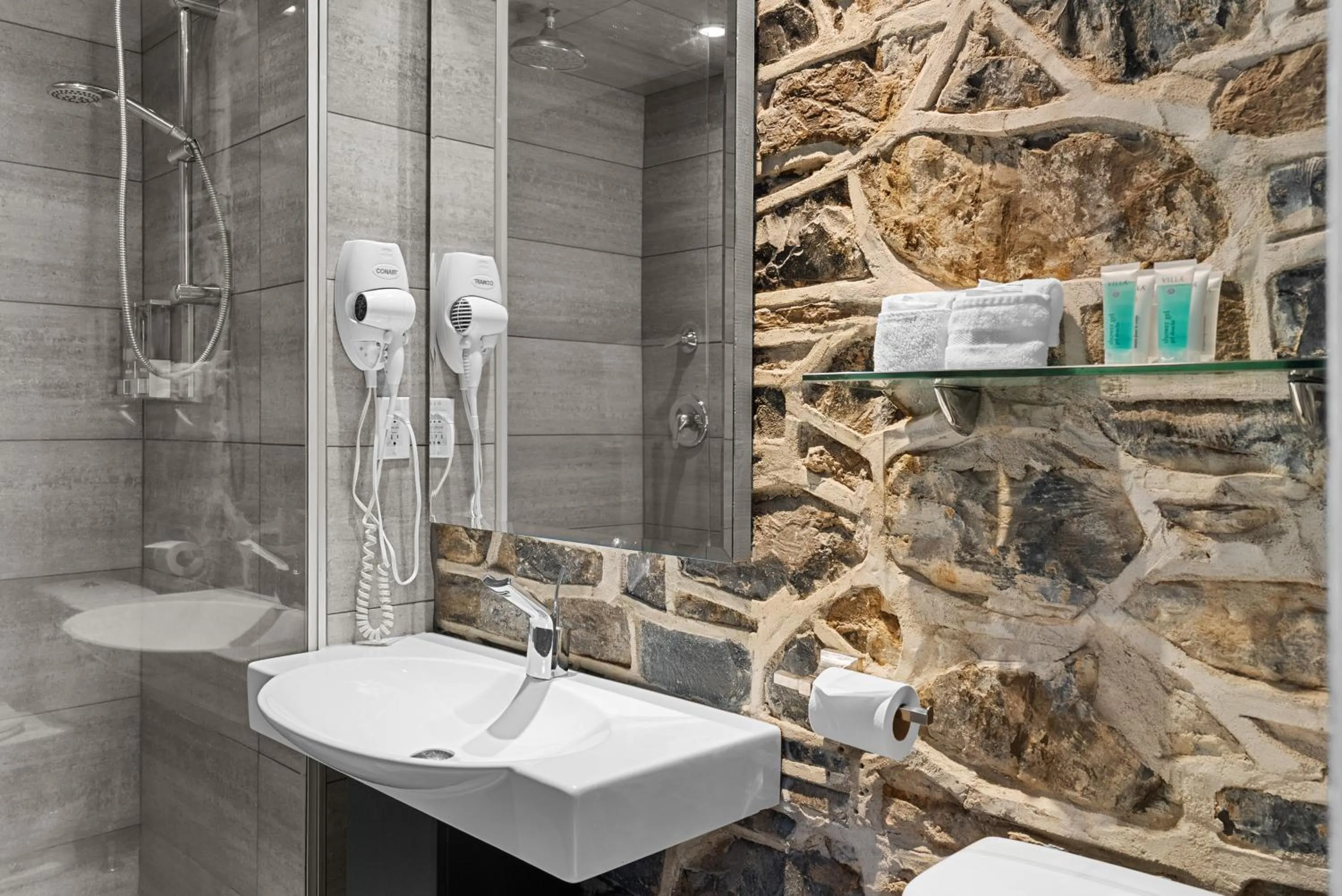 Bathroom in Auberge Place d'Armes - Par Aneyro