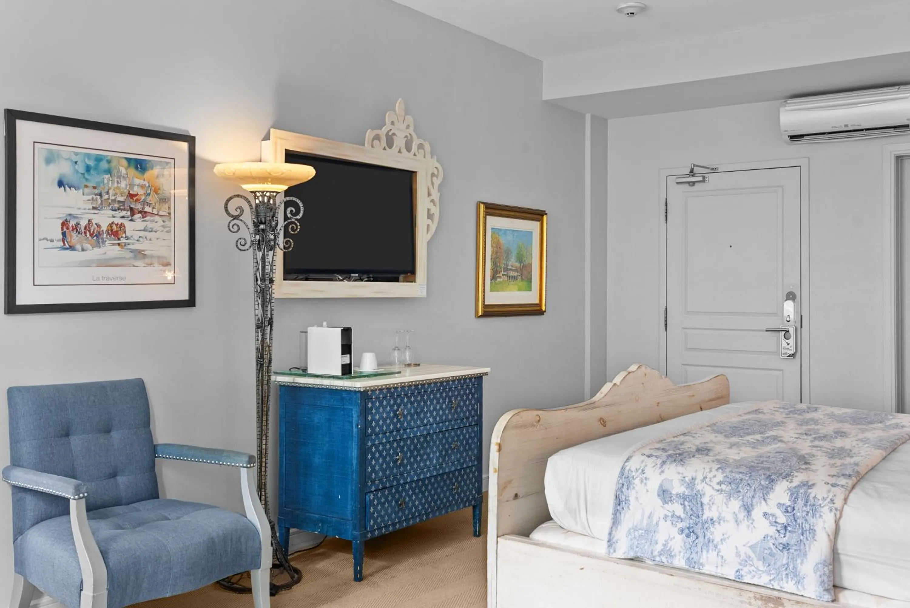 Bedroom, Bed in Auberge Place d'Armes - Par Aneyro