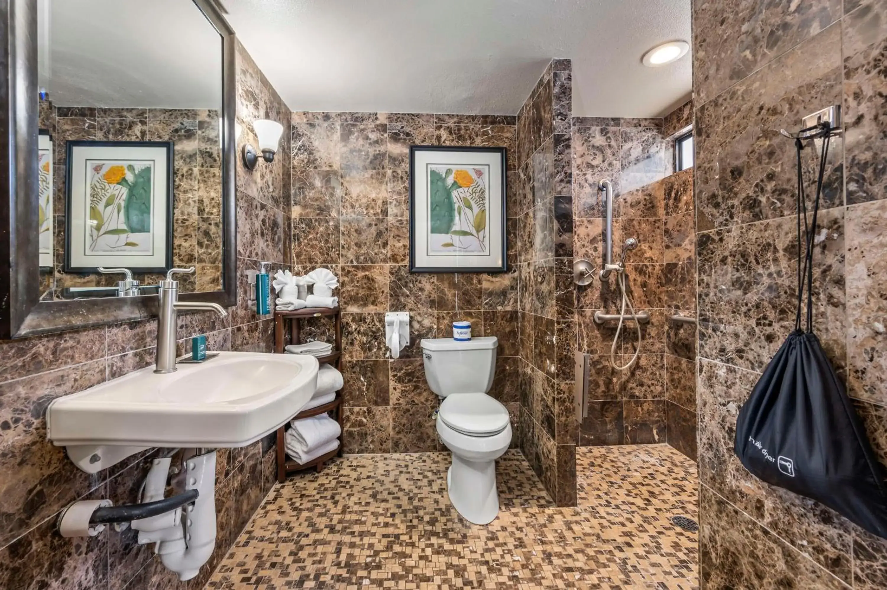 Bathroom in DoubleTree by Hilton Tucson-Reid Park Bathroom in DoubleTree by Hilton Tucson-Reid Park