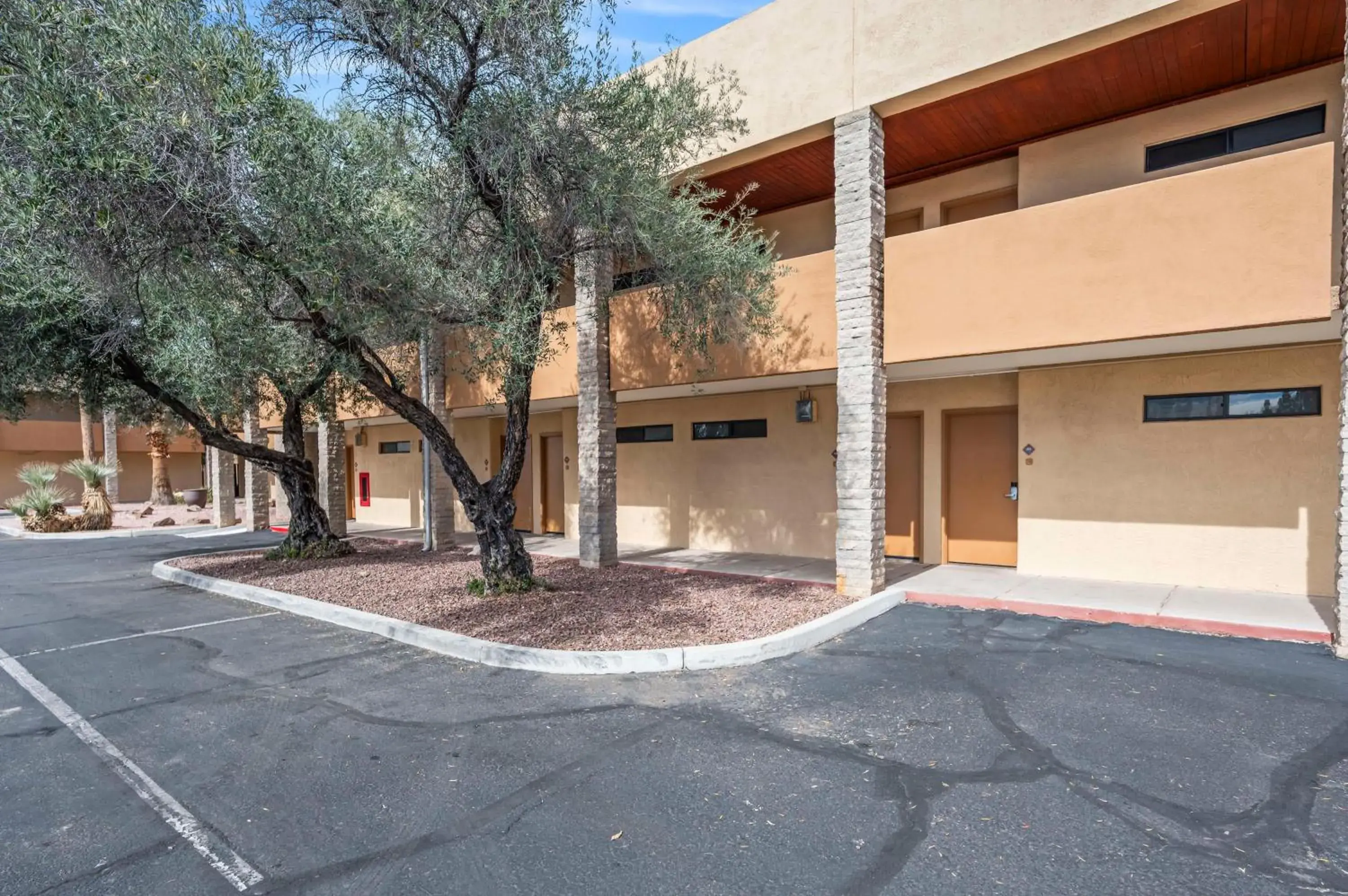Property building in DoubleTree by Hilton Tucson-Reid Park Property building in DoubleTree by Hilton Tucson-Reid Park