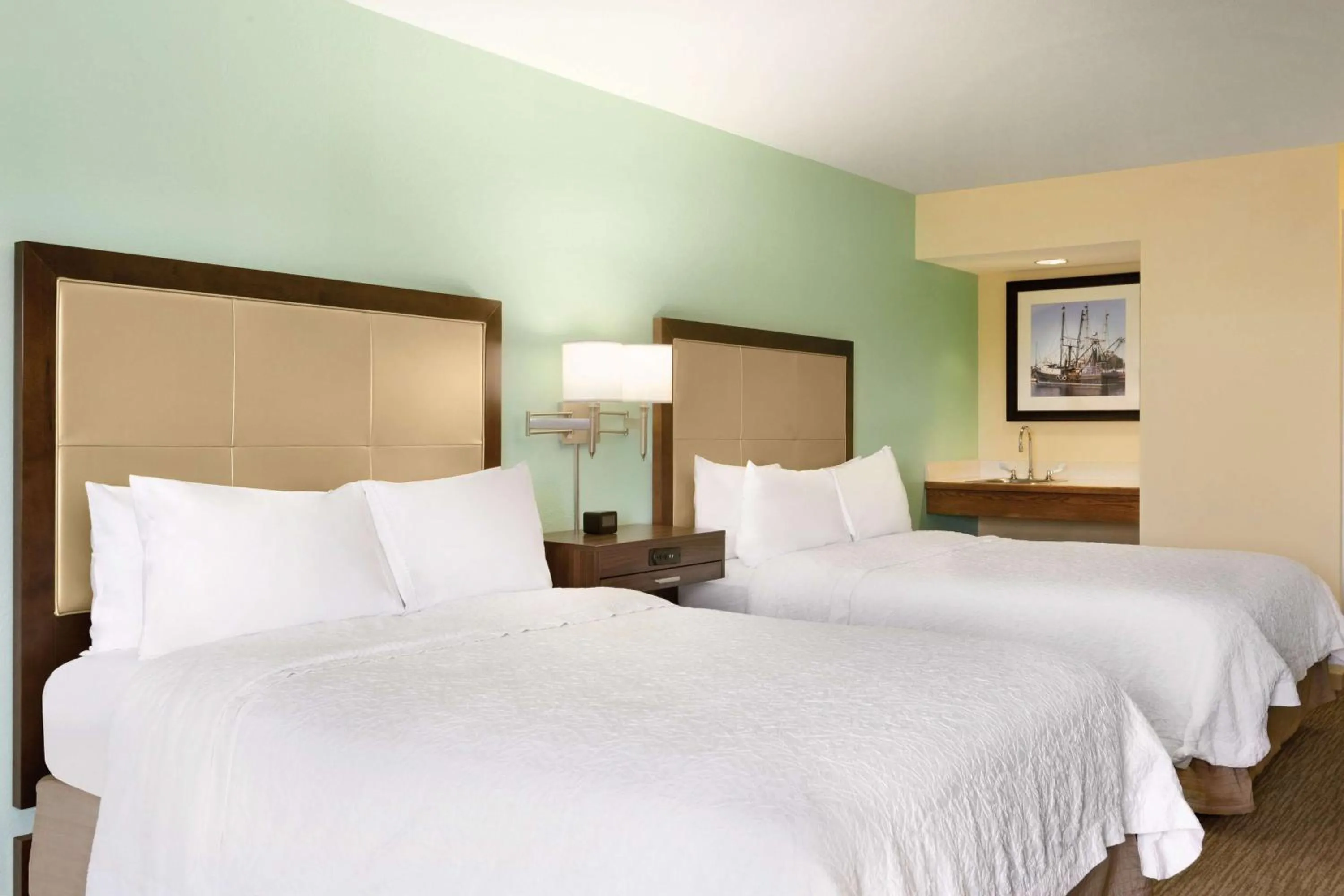 Bed in Hampton Inn & Suites Tarpon Springs