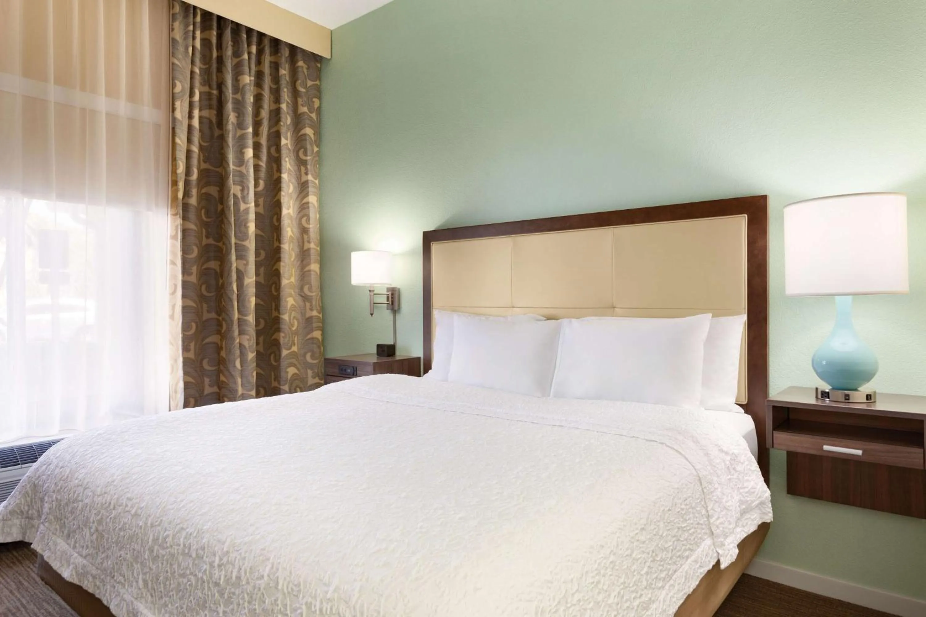 Bed in Hampton Inn & Suites Tarpon Springs