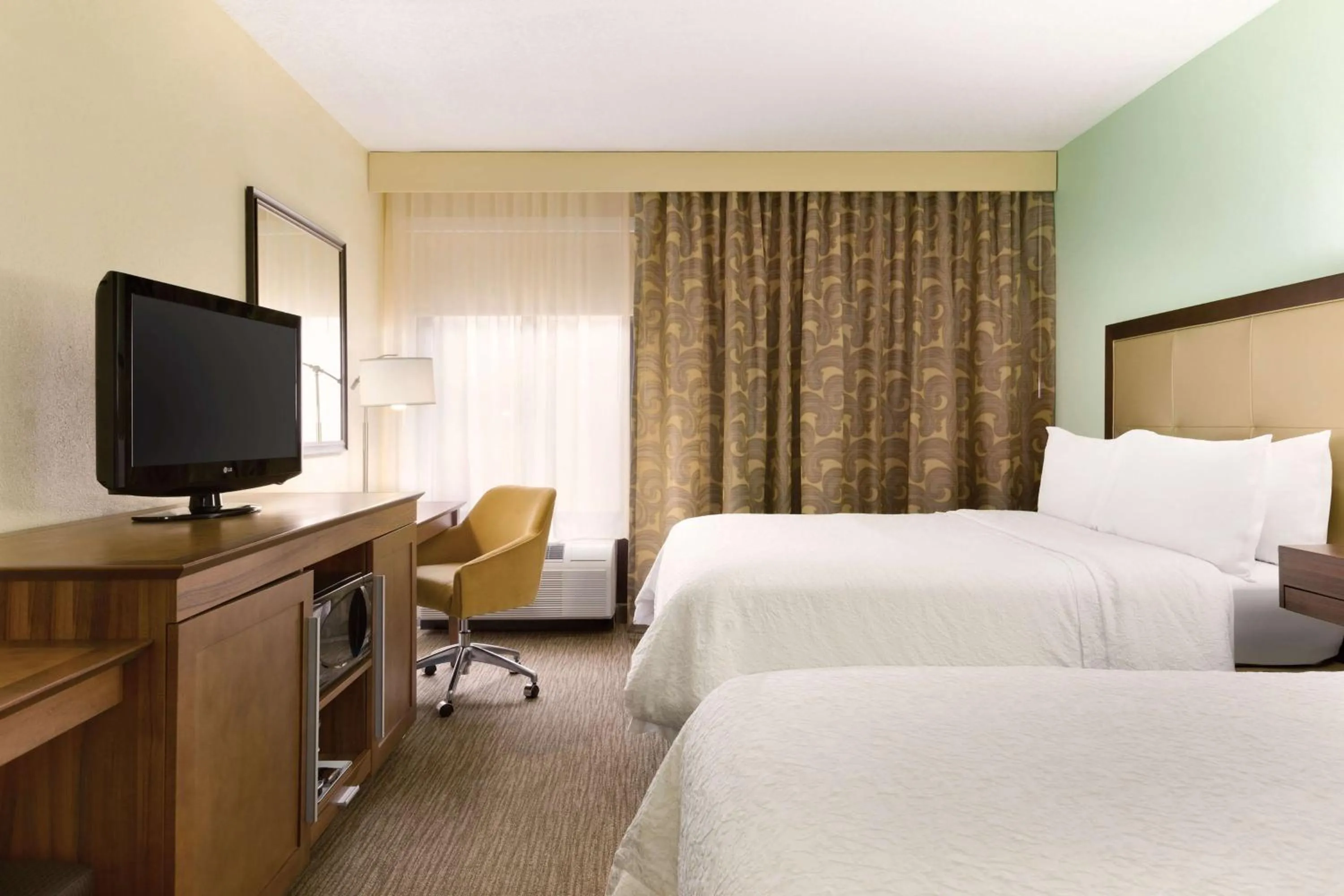 Bed in Hampton Inn & Suites Tarpon Springs