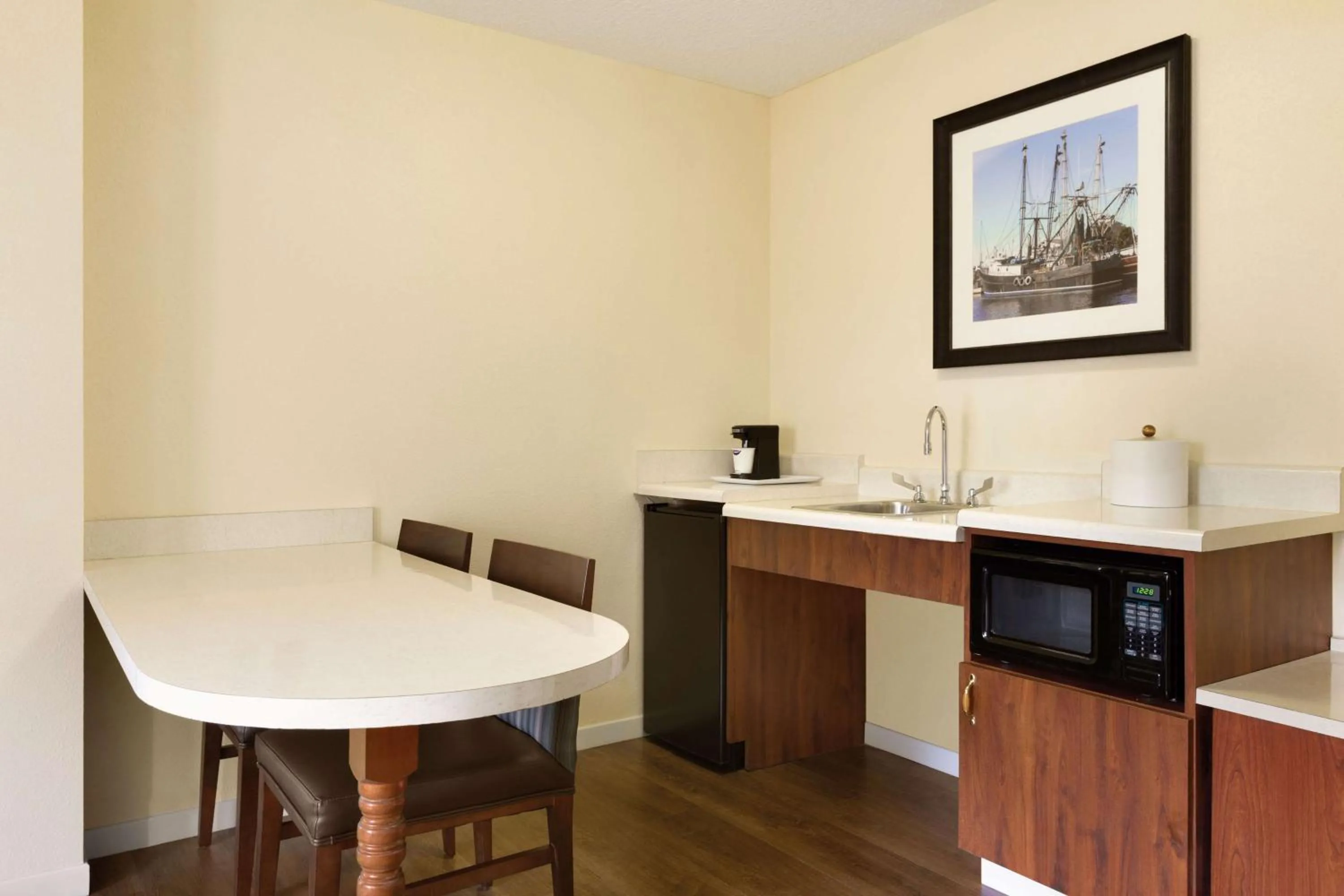 Kitchen or kitchenette in Hampton Inn & Suites Tarpon Springs