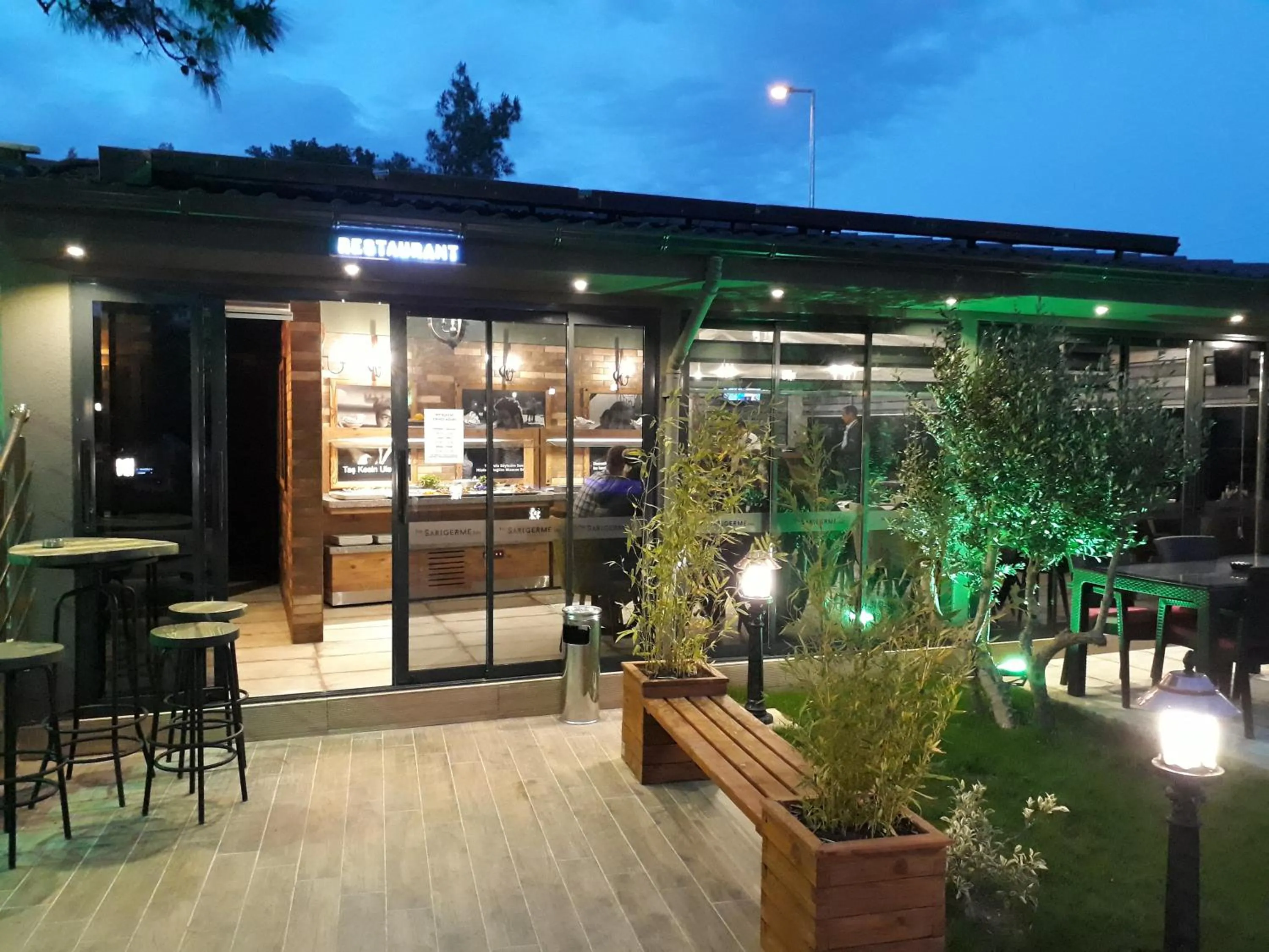 Restaurant/places to eat in THE SARIGERME INN