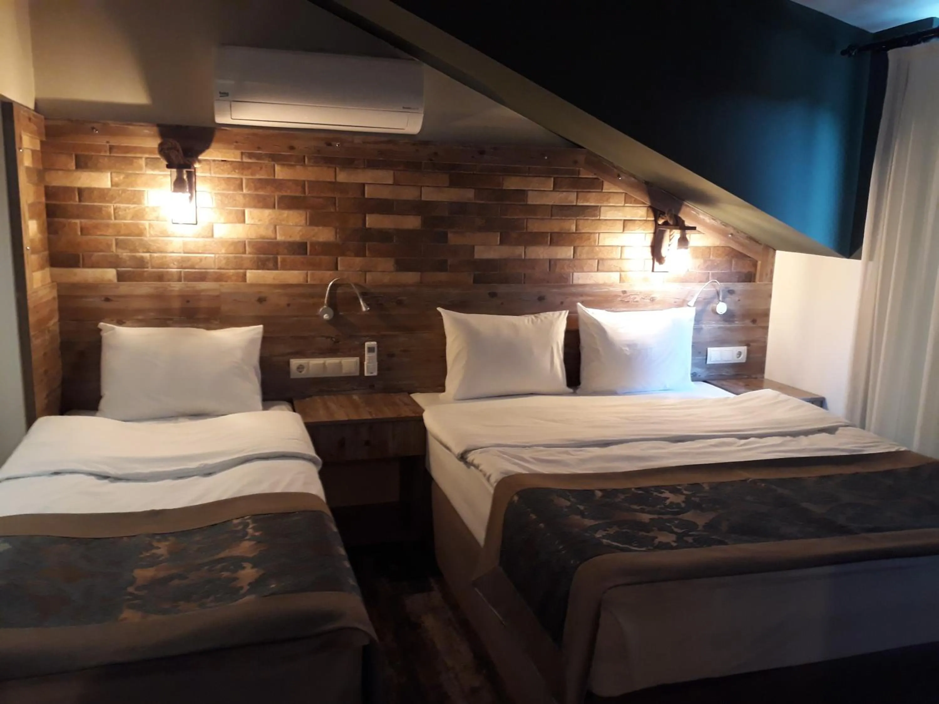 Bed in THE SARIGERME INN