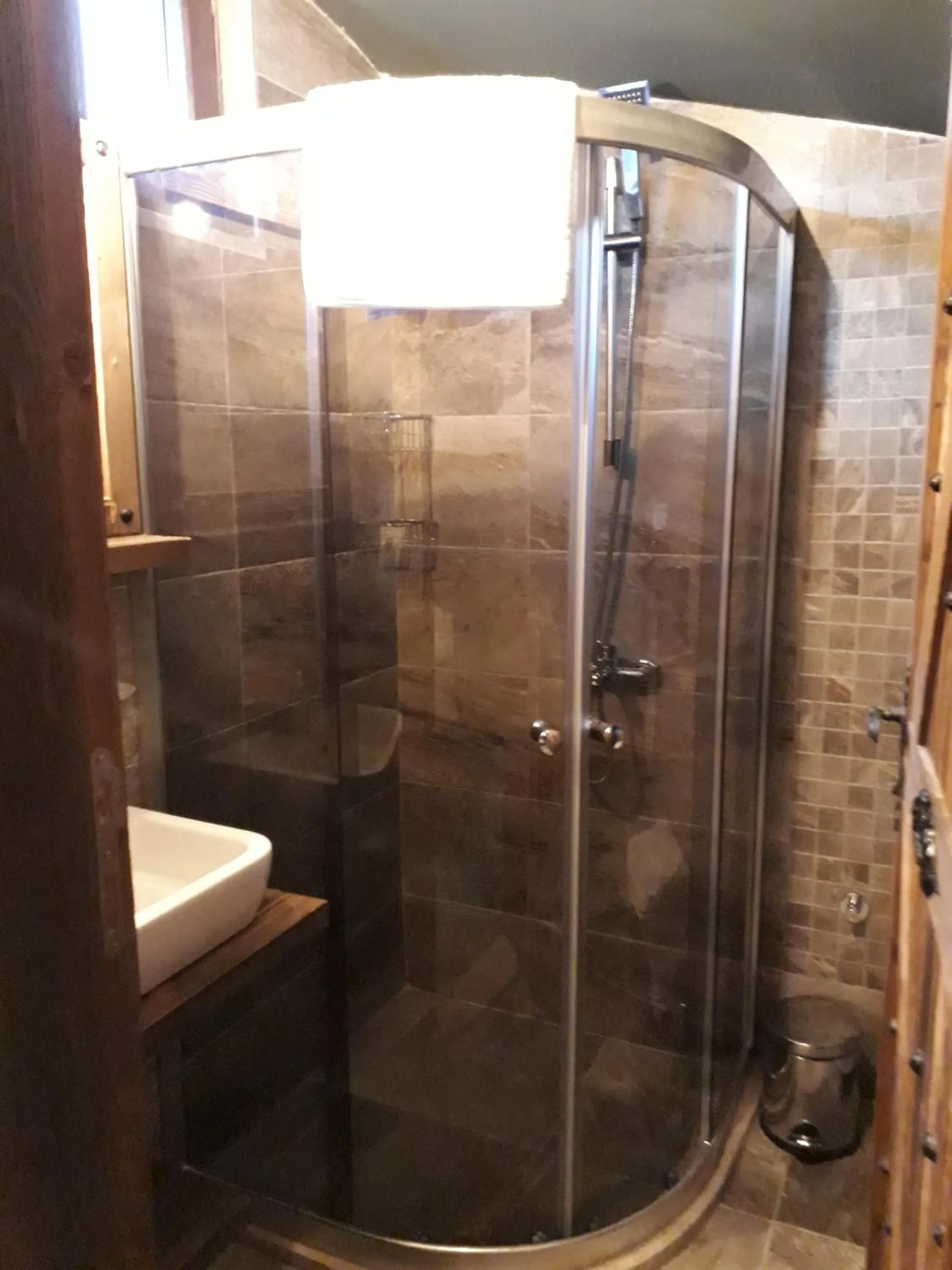 Shower in THE SARIGERME INN