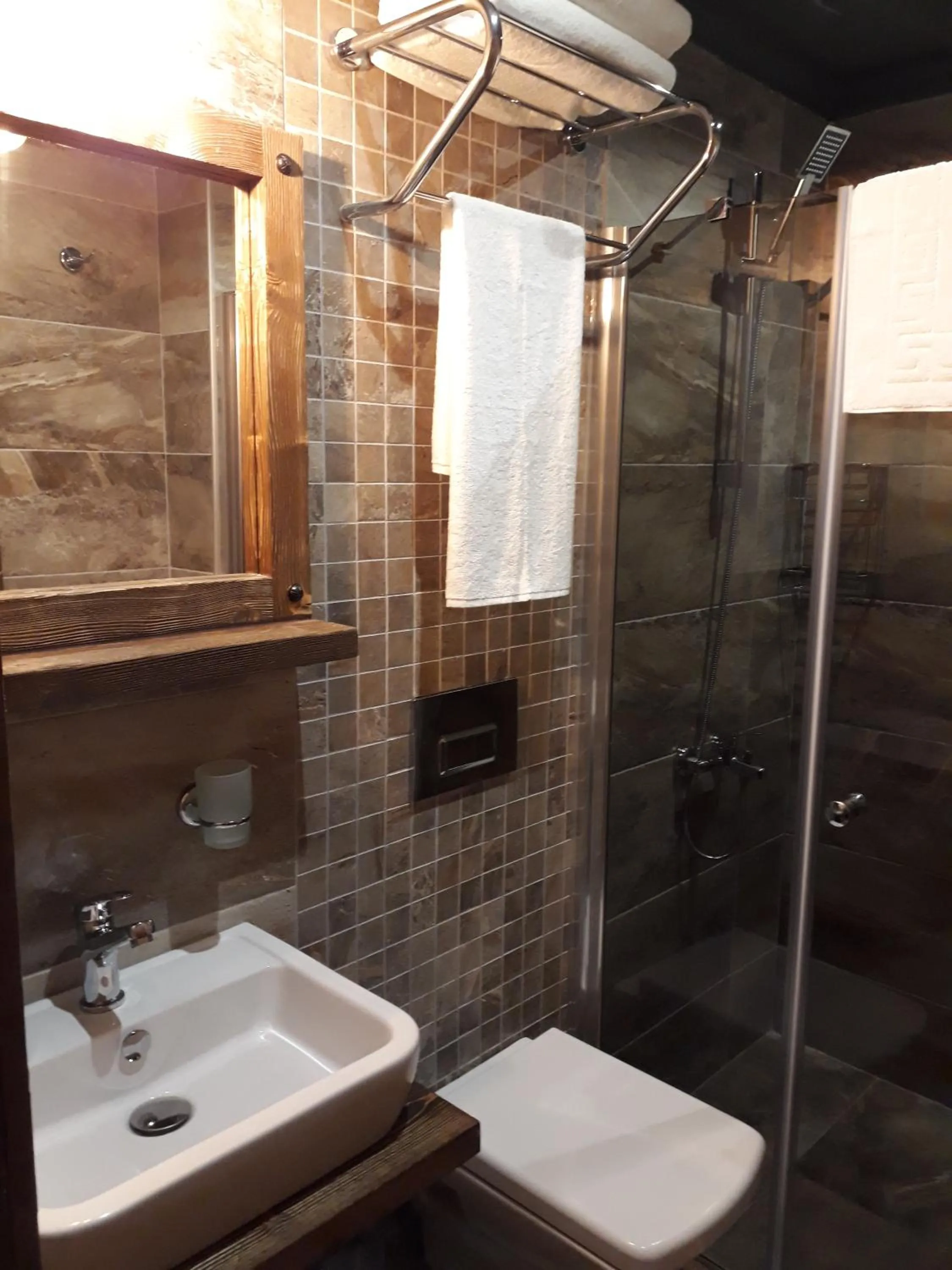 Shower in THE SARIGERME INN