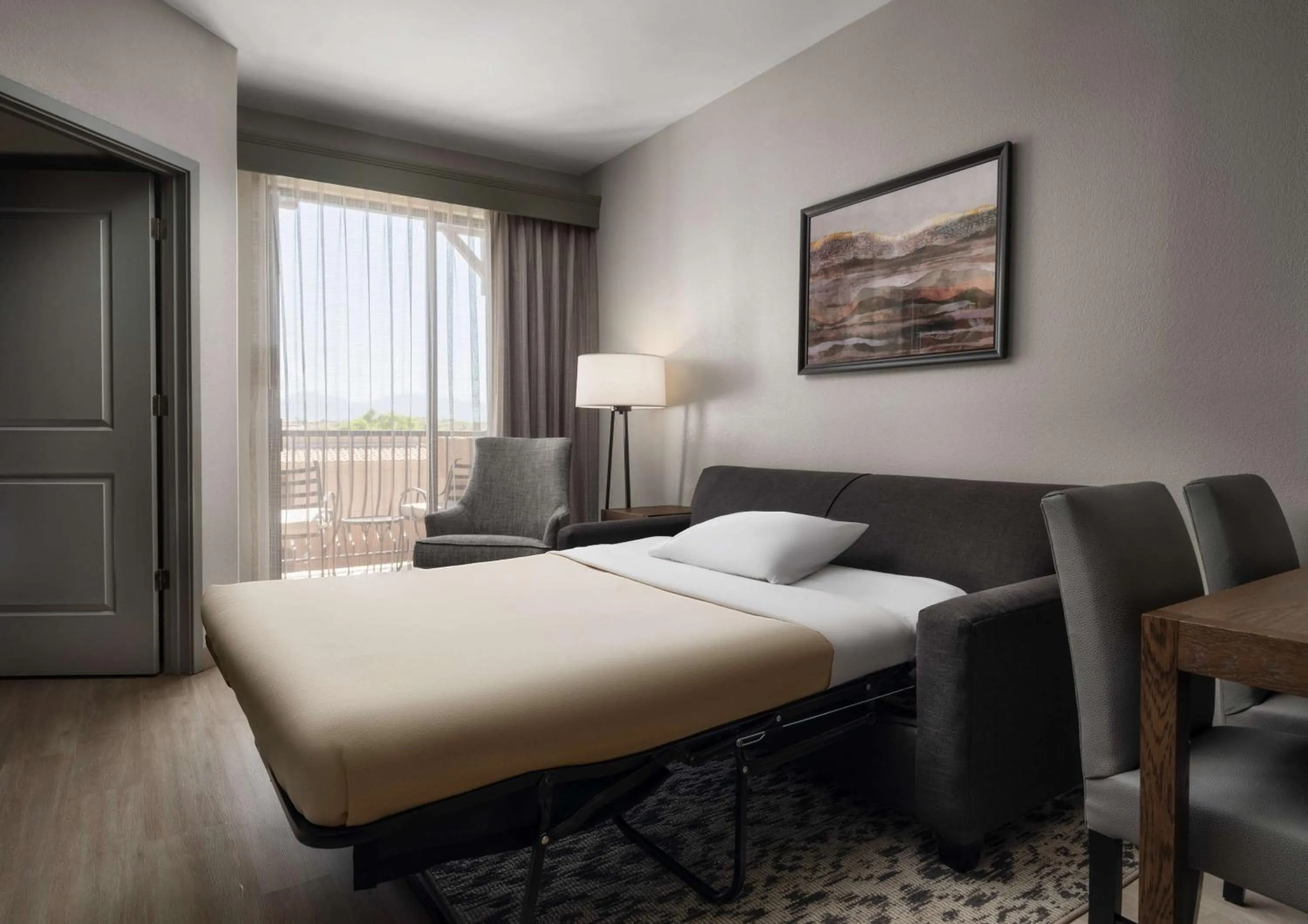 Living room, Bed in Embassy Suites Tucson - Paloma Village