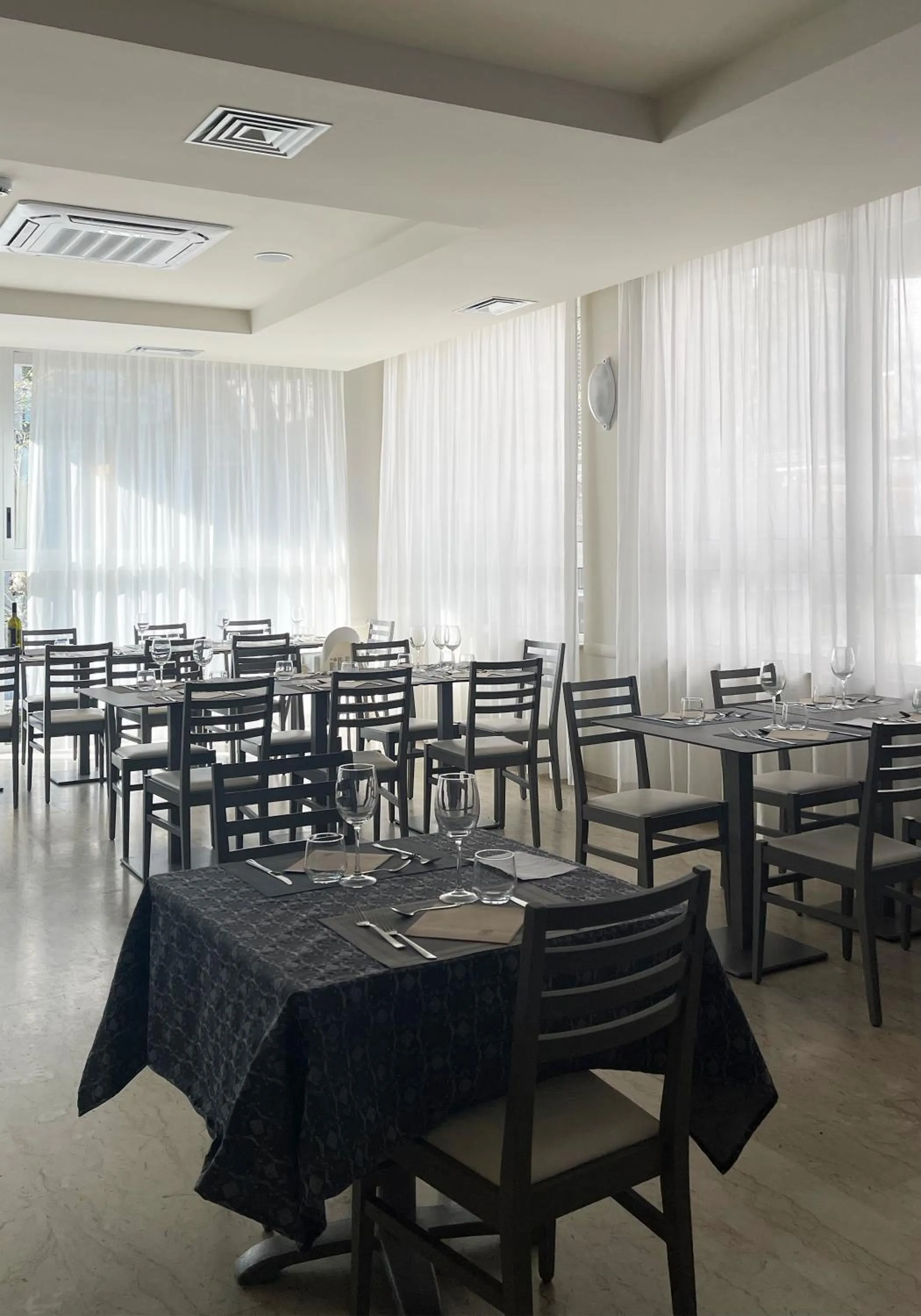 Restaurant/places to eat in Hotel Little