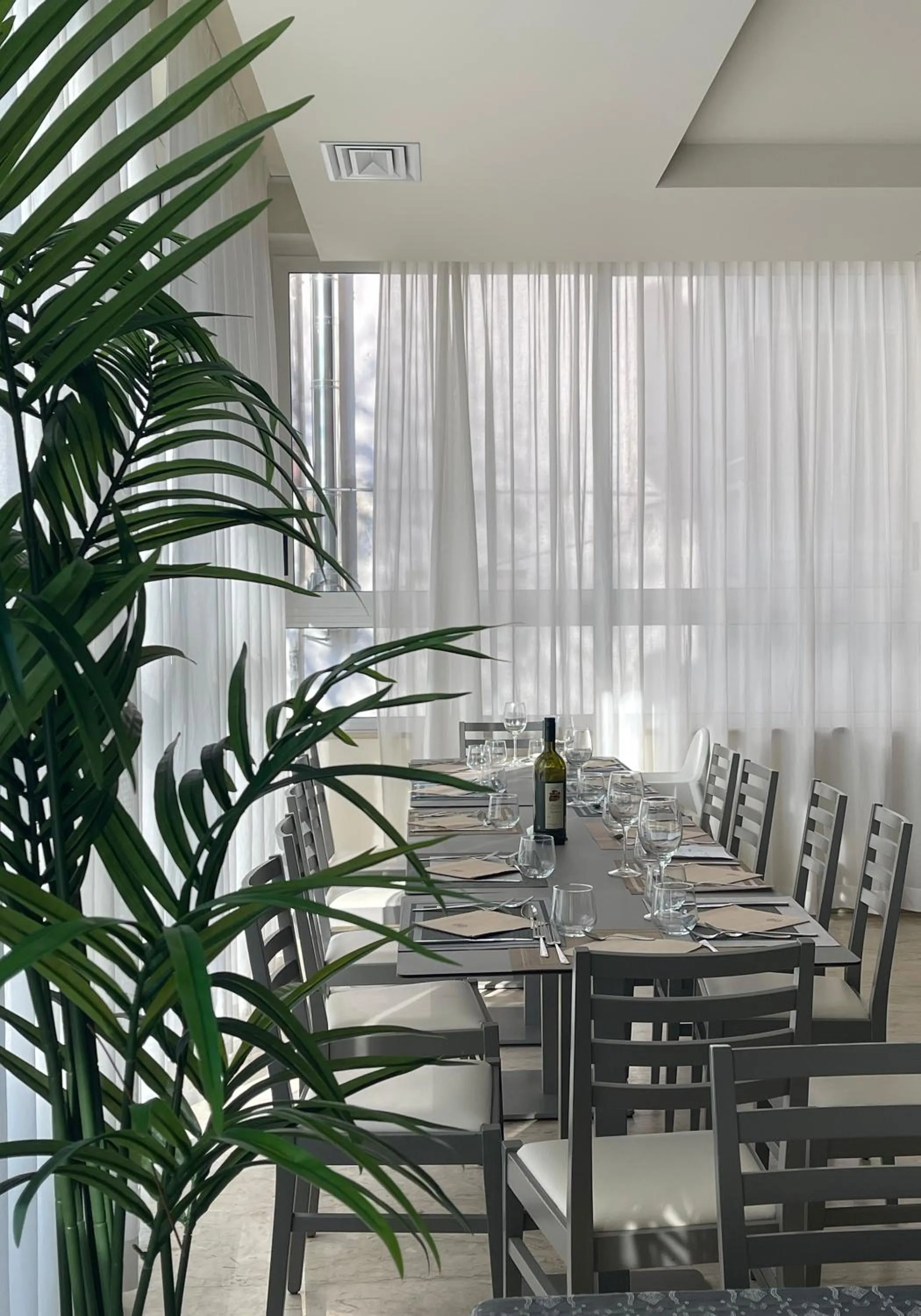 Restaurant/places to eat in Hotel Little