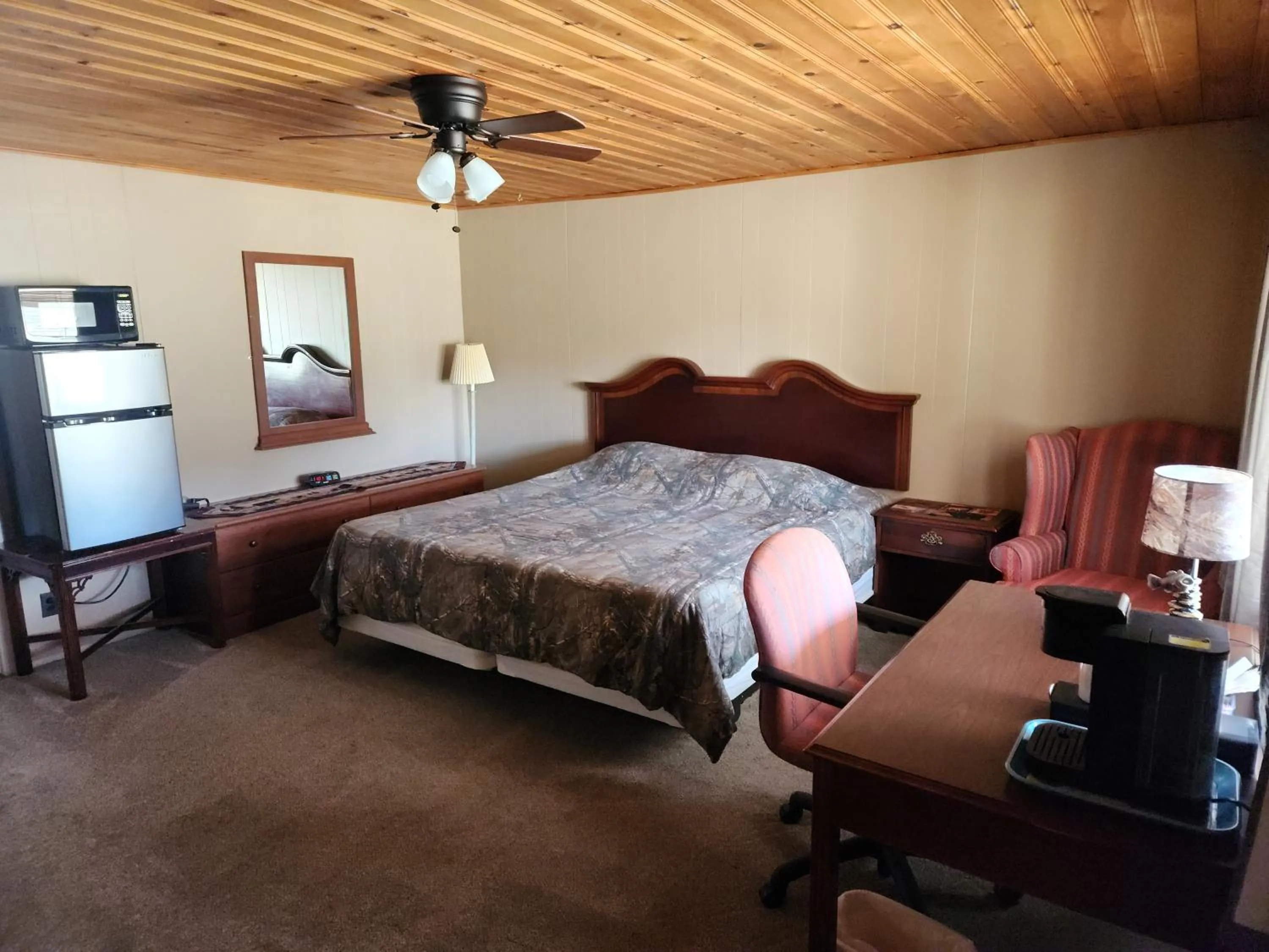 Bed in Eagle Nest Fly Shack & Lodge