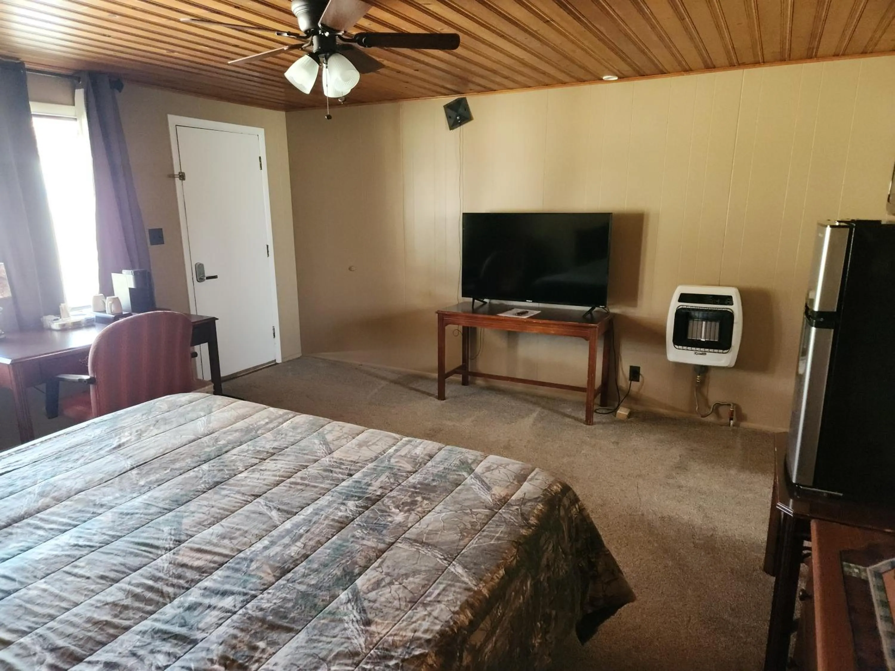 Bed in Eagle Nest Fly Shack & Lodge