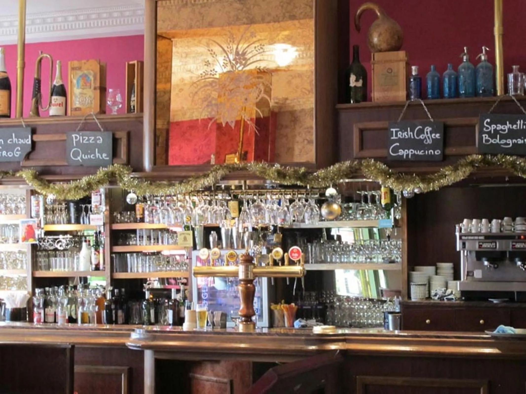Lounge or bar in Hôtel Café les Fleurs