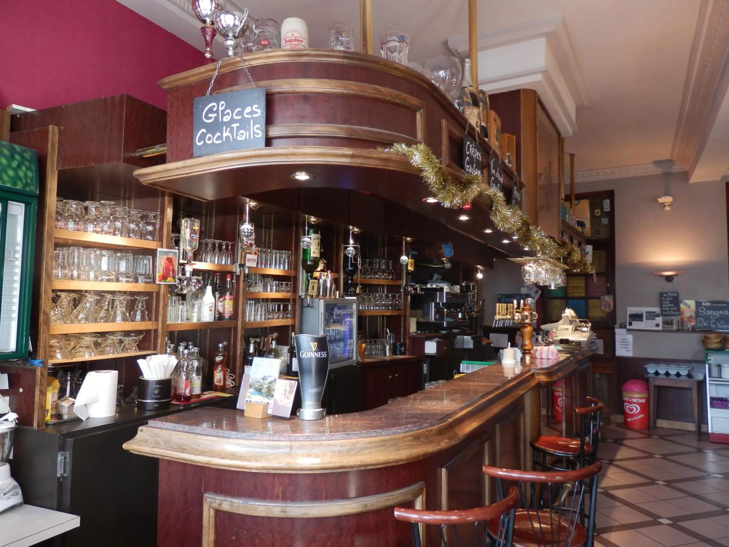 Lounge or bar in Hôtel Café les Fleurs
