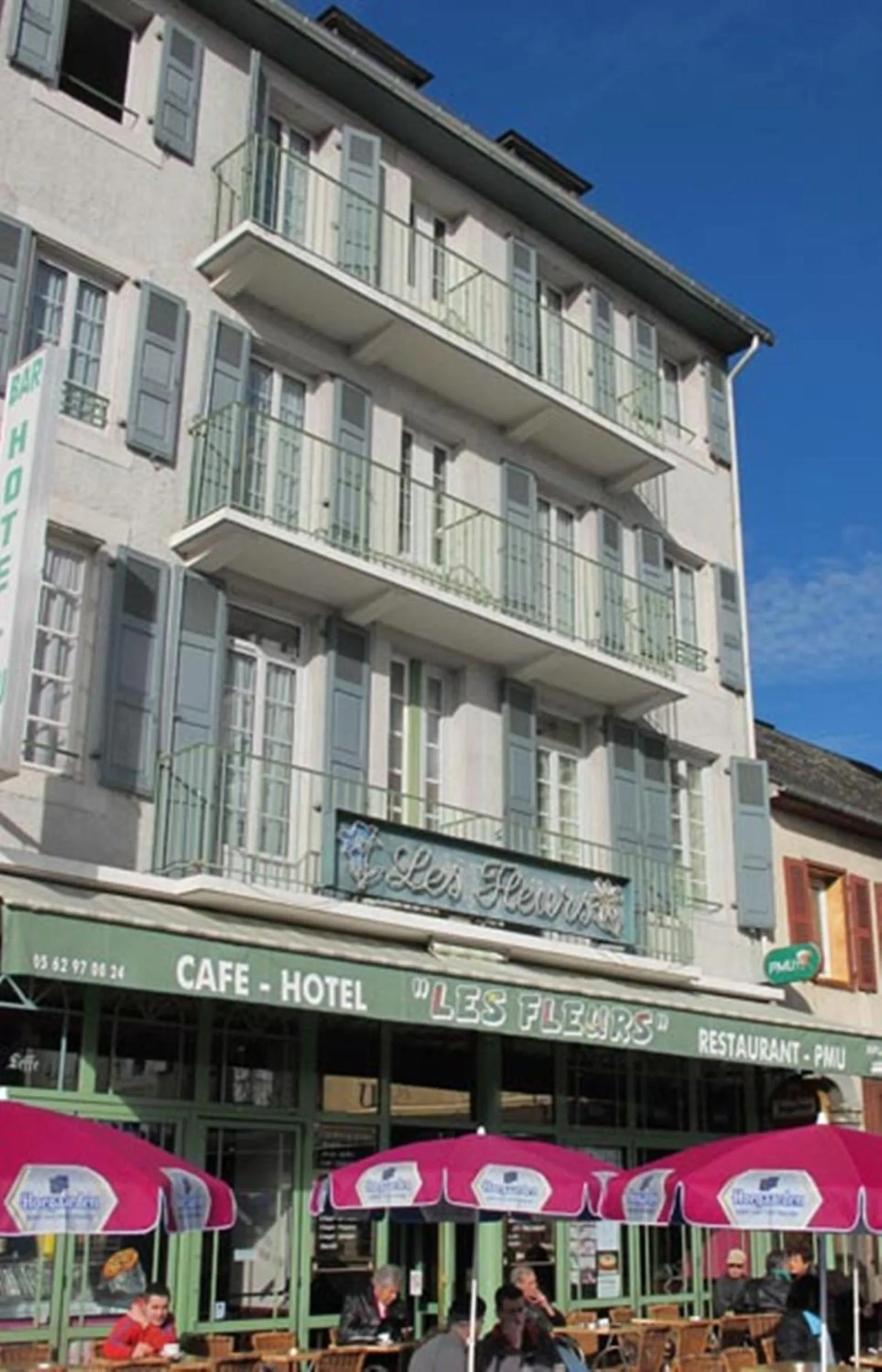 Facade/entrance in Hôtel Café les Fleurs