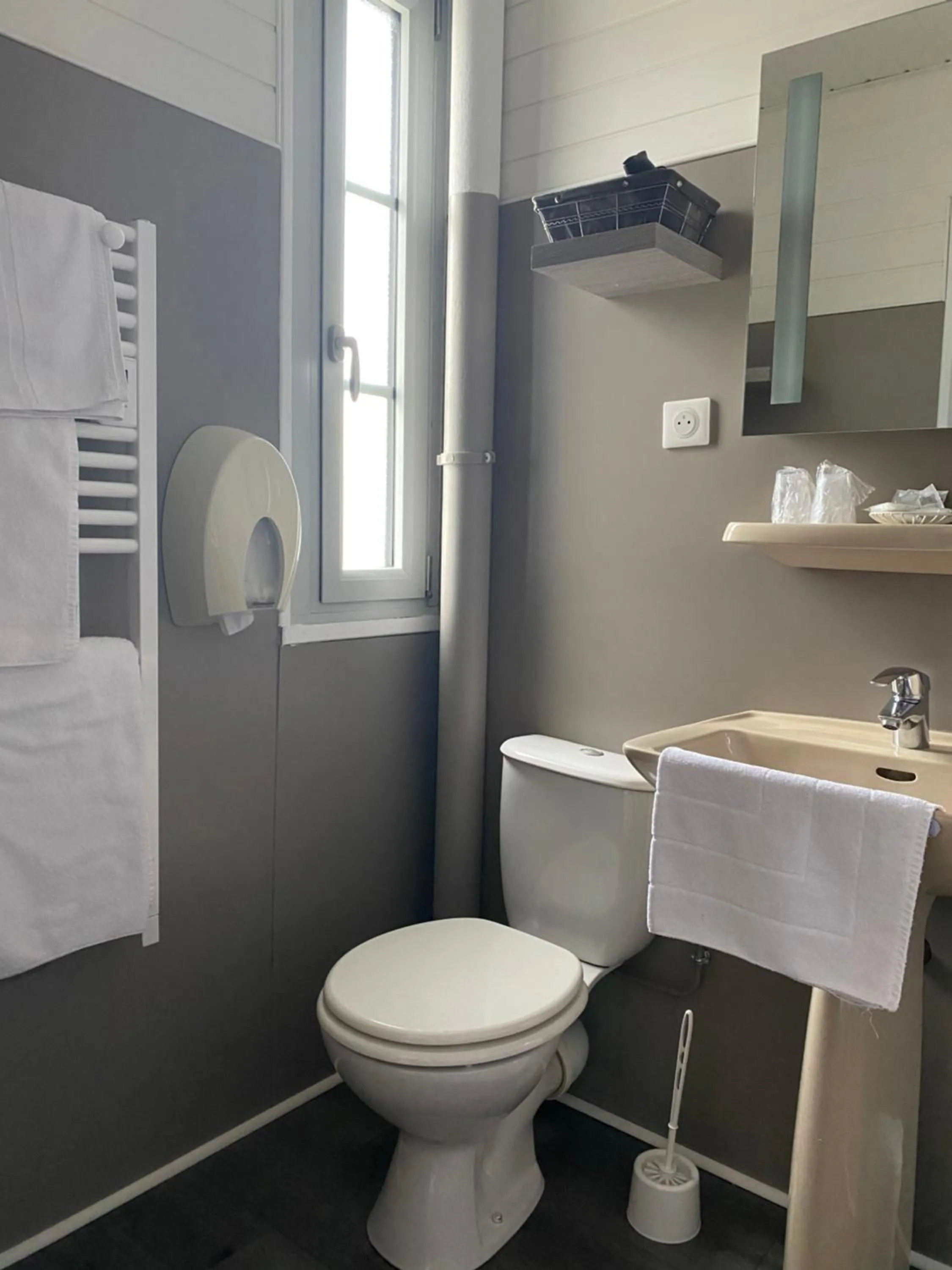 Bathroom in Hôtel Café les Fleurs