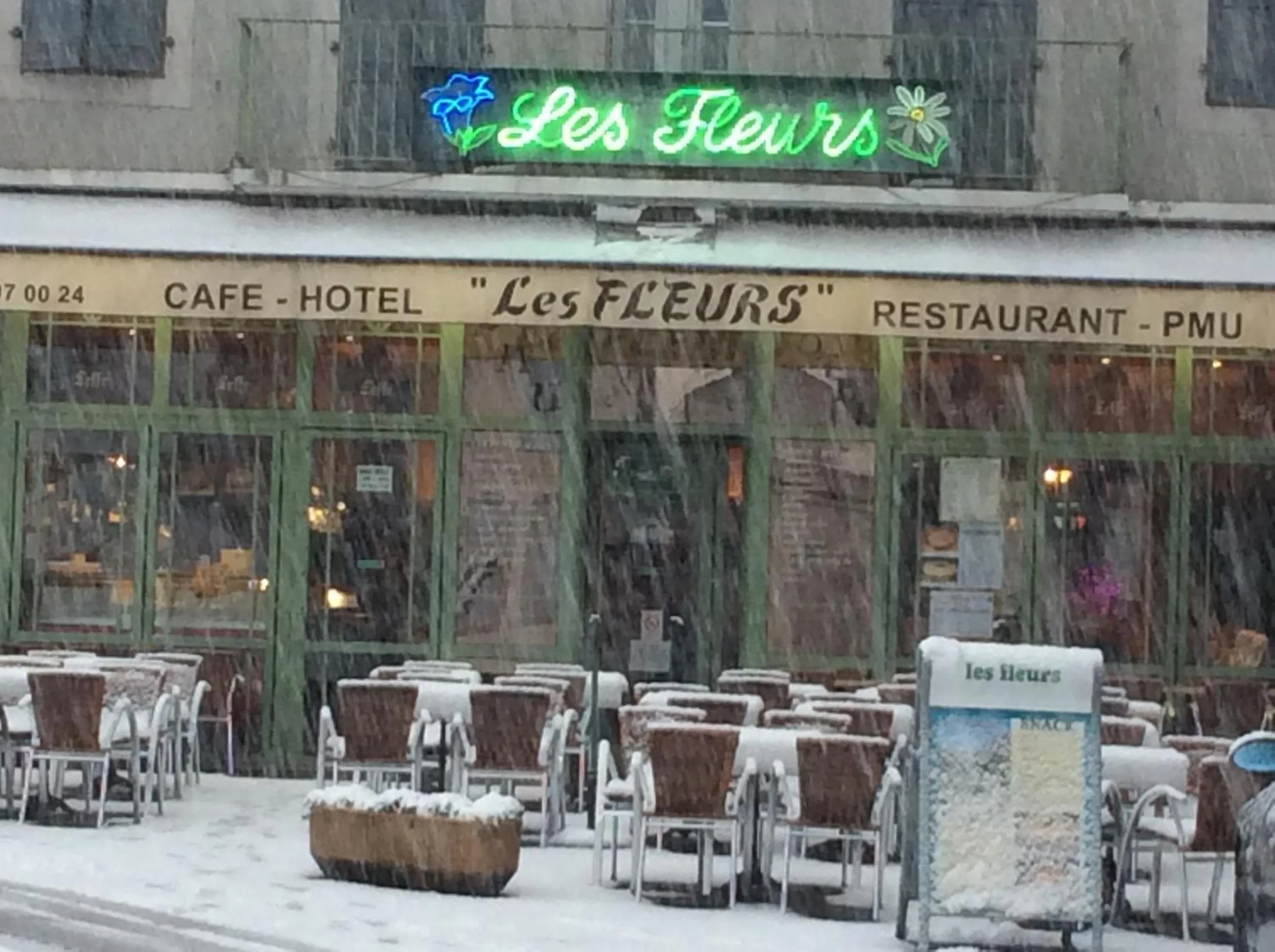 Lounge or bar in Hôtel Café les Fleurs