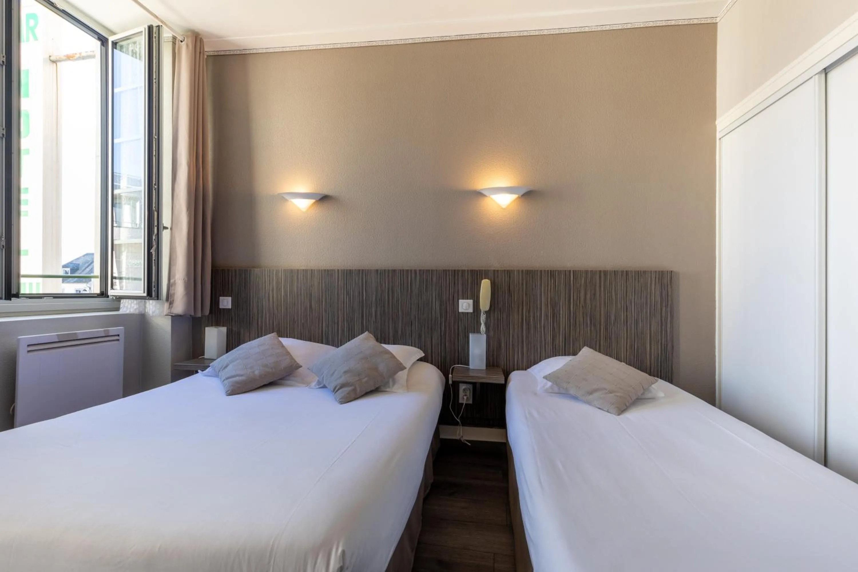 Bed in Hôtel Café les Fleurs