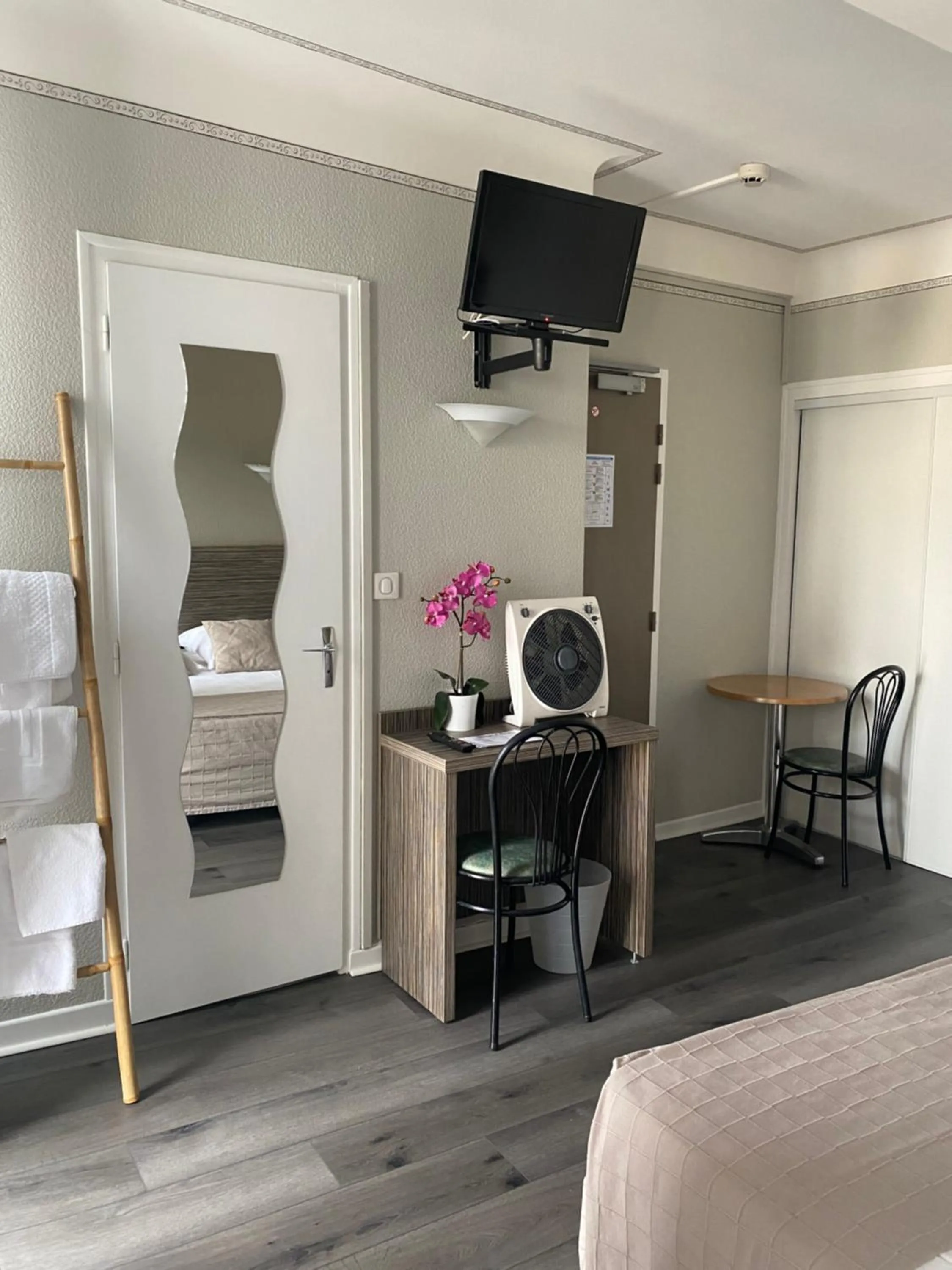 Photo of the whole room, Bed in Hôtel Café les Fleurs