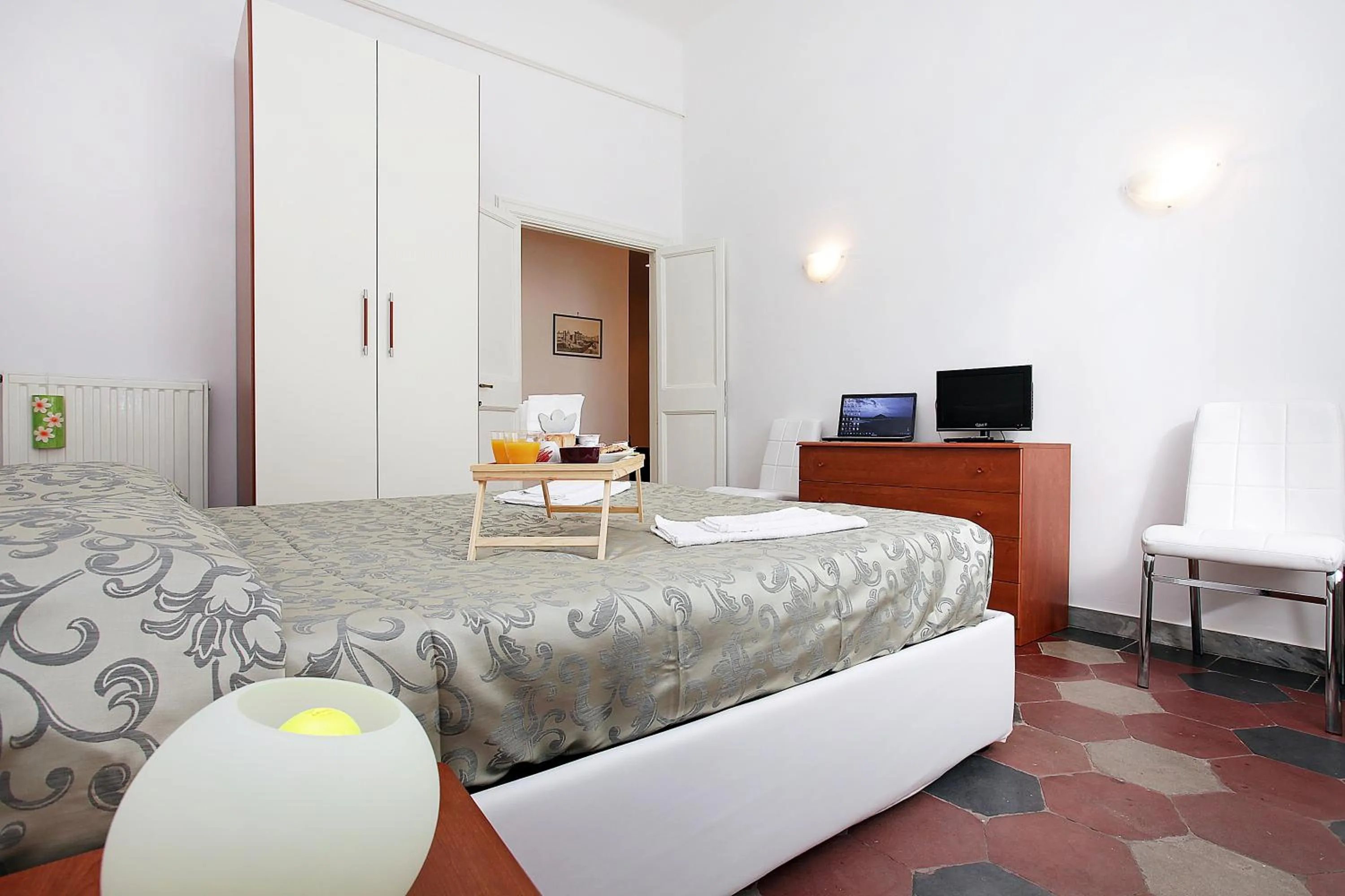 Bedroom, Bed in Angels In Rome
