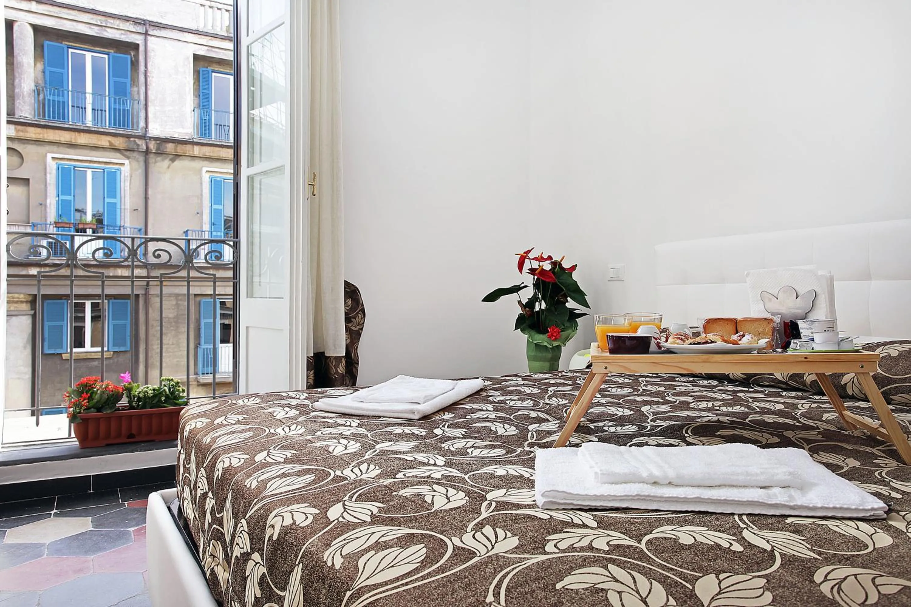 Bedroom, Bed in Angels In Rome