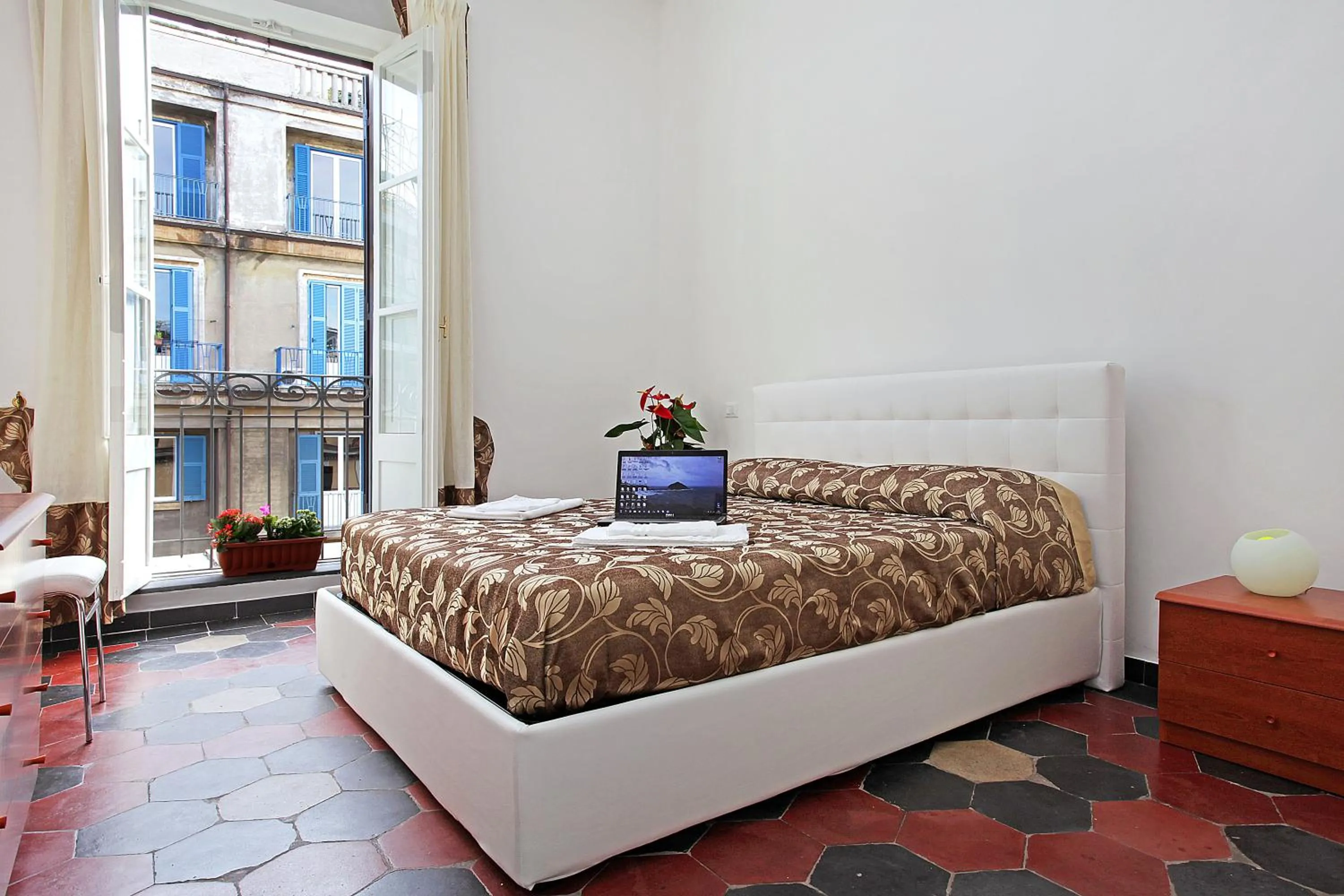 Bedroom, Bed in Angels In Rome