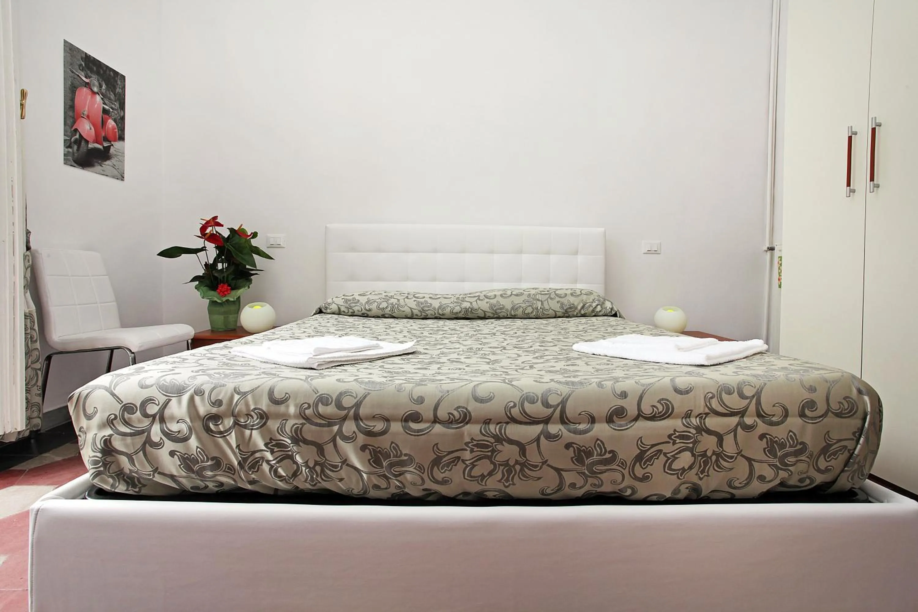Bedroom, Bed in Angels In Rome