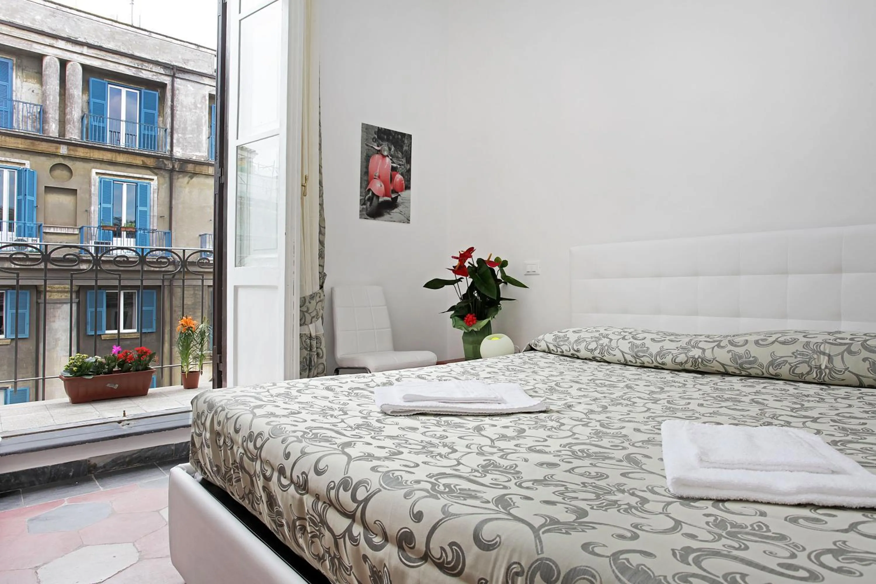 Bedroom, Bed in Angels In Rome