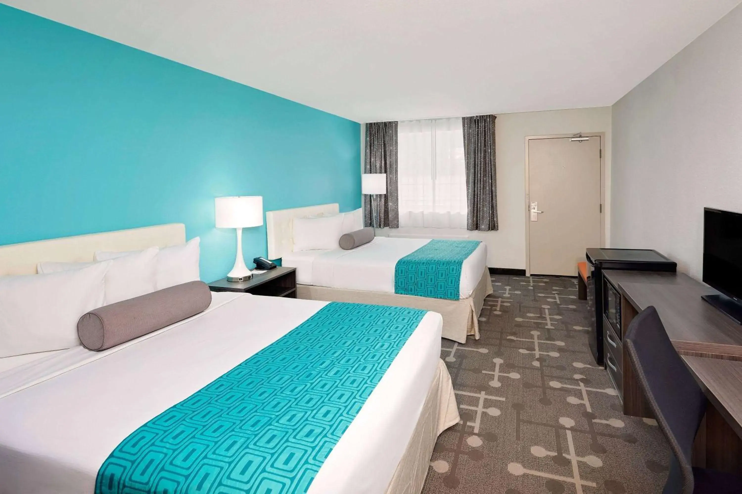 Photo of the whole room, Bed in Howard Johnson by Wyndham Florence Photo of the whole room, Bed in Howard Johnson by Wyndham Florence