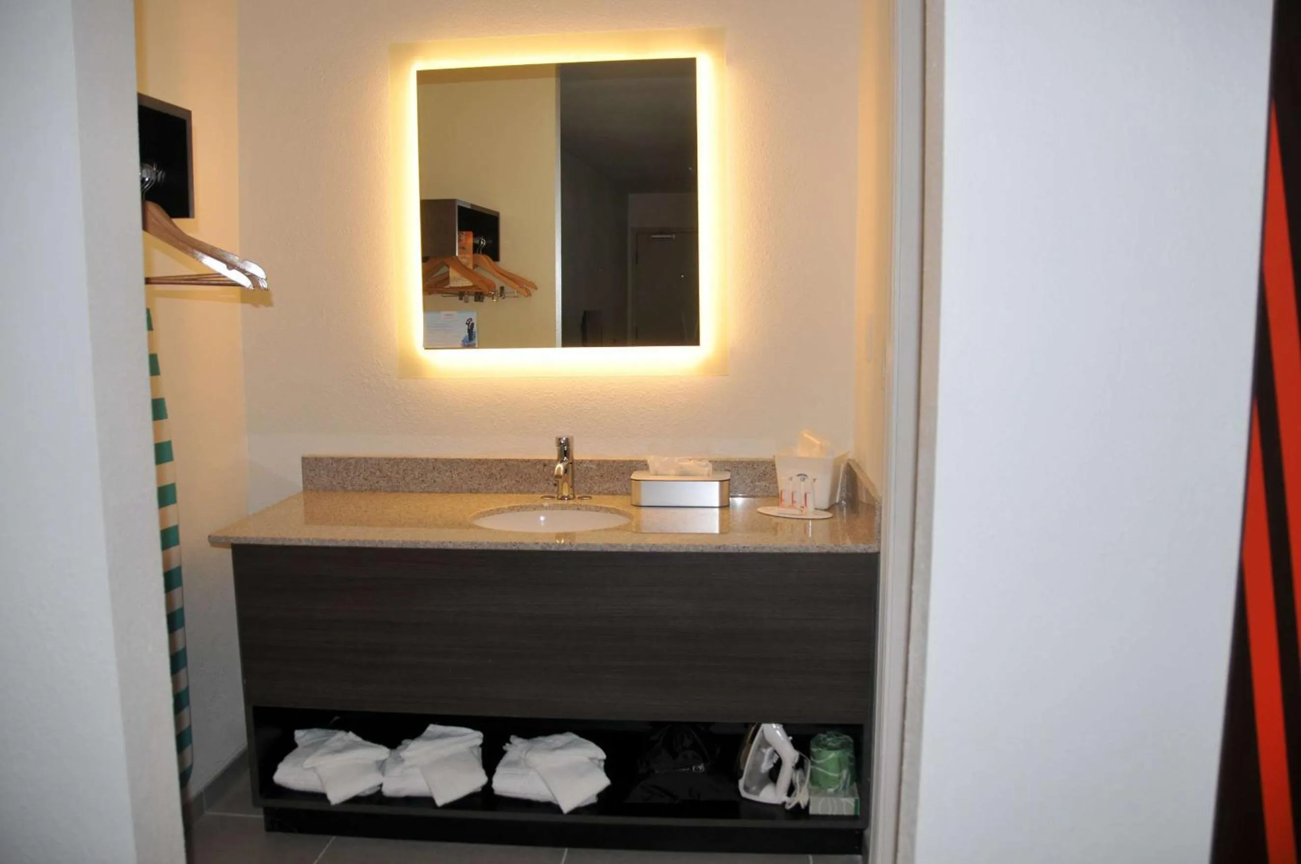 Bathroom in Howard Johnson by Wyndham Florence