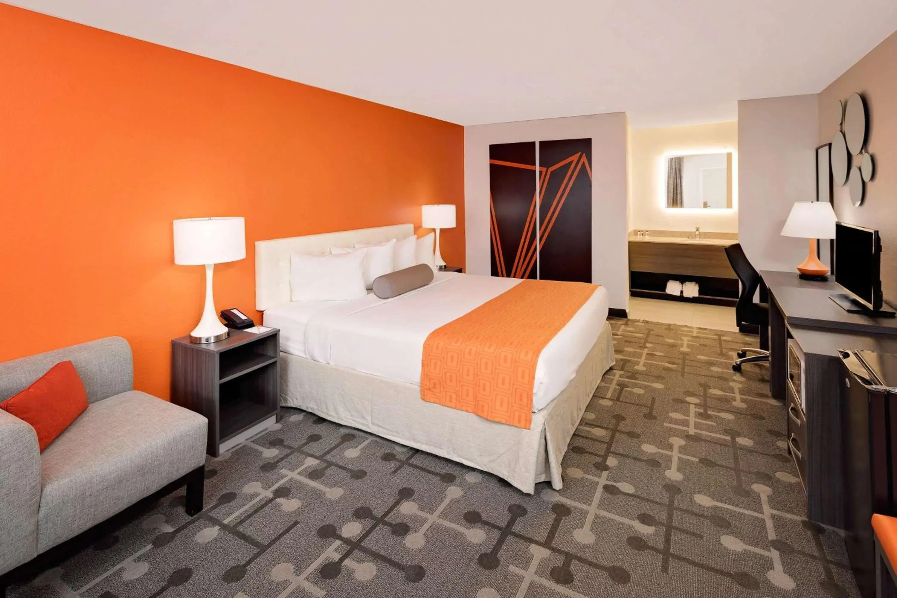 Photo of the whole room, Bed in Howard Johnson by Wyndham Florence Photo of the whole room, Bed in Howard Johnson by Wyndham Florence