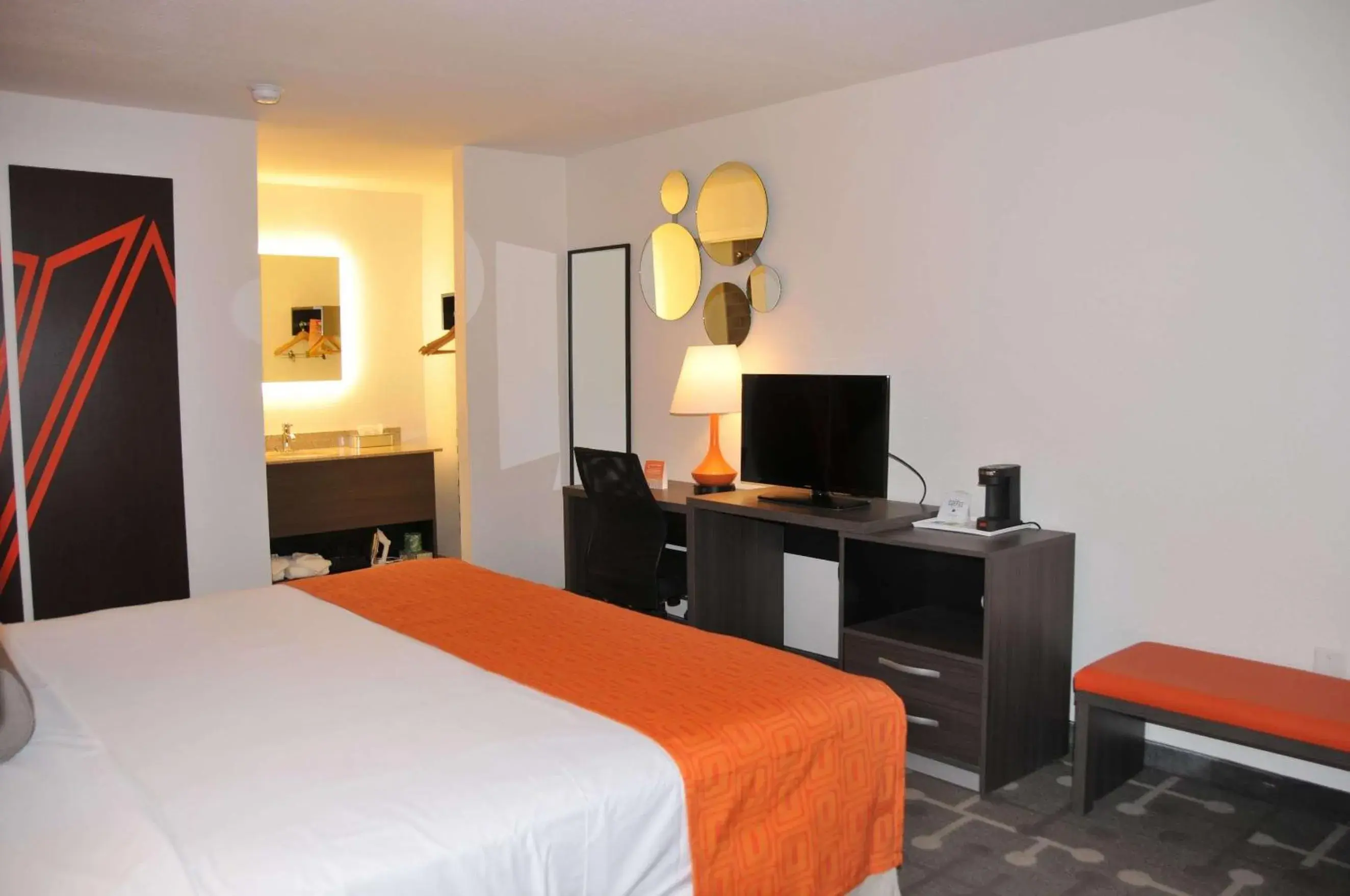 Photo of the whole room, Bed in Howard Johnson by Wyndham Florence Photo of the whole room, Bed in Howard Johnson by Wyndham Florence