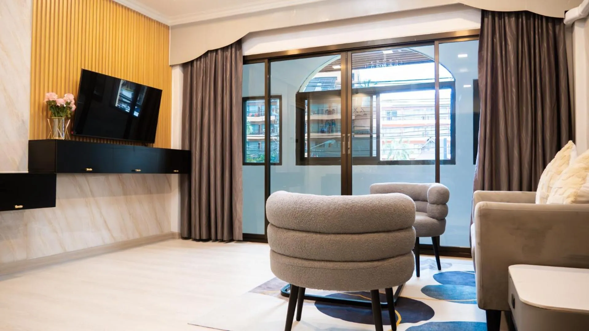 Living room in Baumanburi Hotel Patong