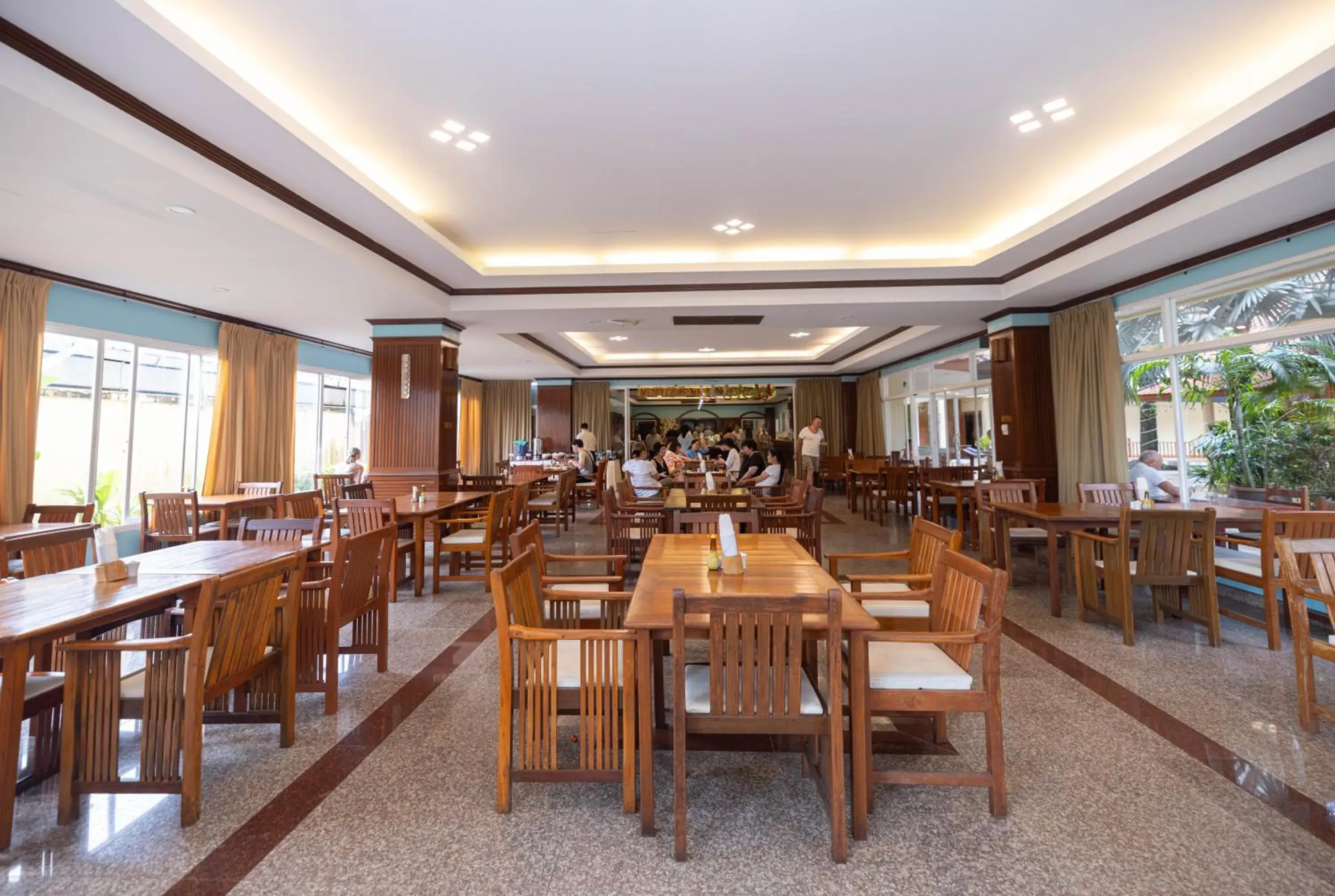 Restaurant/places to eat in Baumanburi Hotel Patong Restaurant/places to eat in Baumanburi Hotel Patong