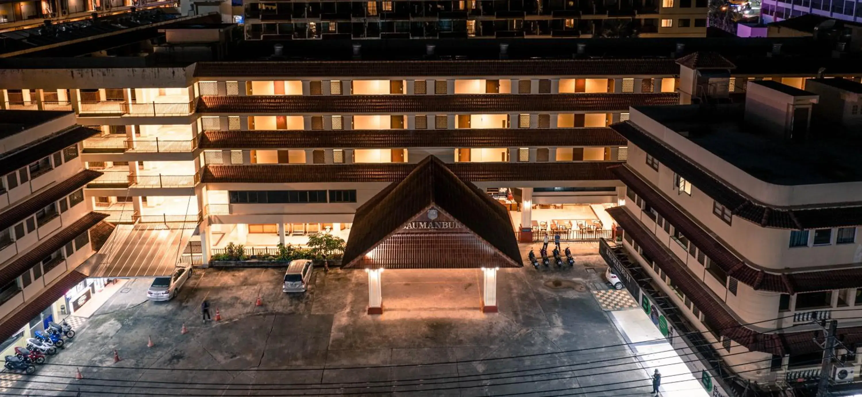 Property building in Baumanburi Hotel Patong Property building in Baumanburi Hotel Patong