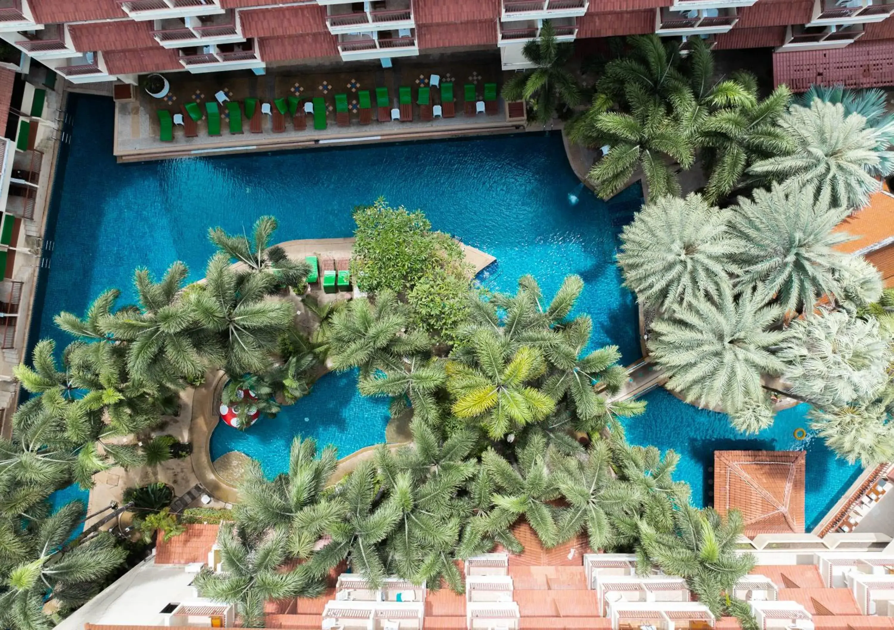 Swimming pool in Baumanburi Hotel Patong Swimming pool in Baumanburi Hotel Patong