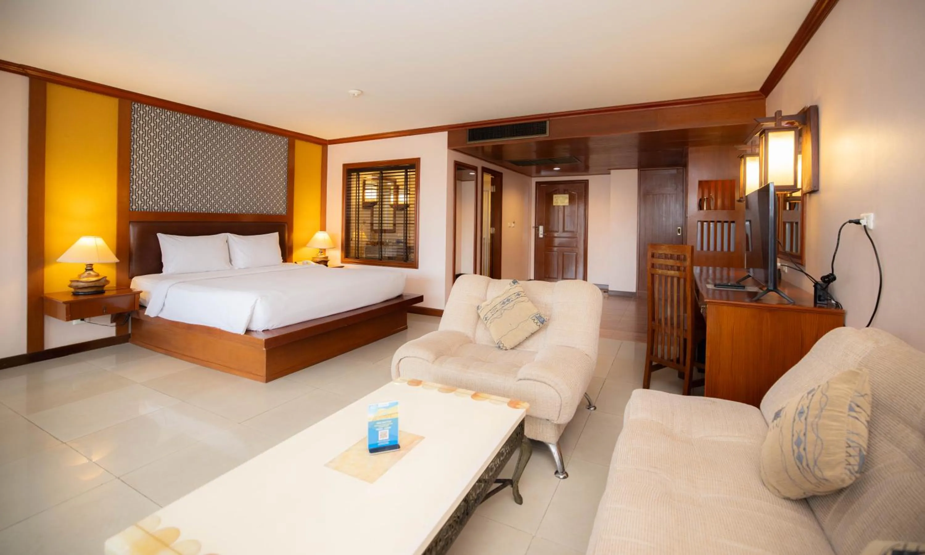 Bed in Baumanburi Hotel Patong