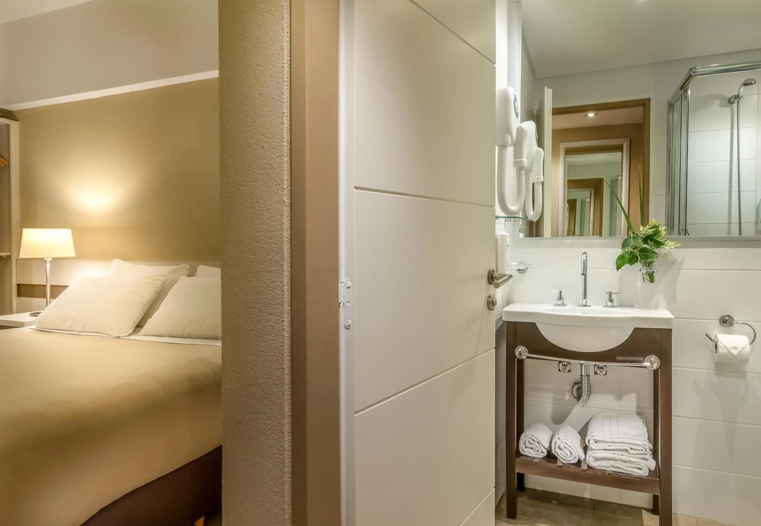 Bathroom, Bed in Up Recoleta Hotel